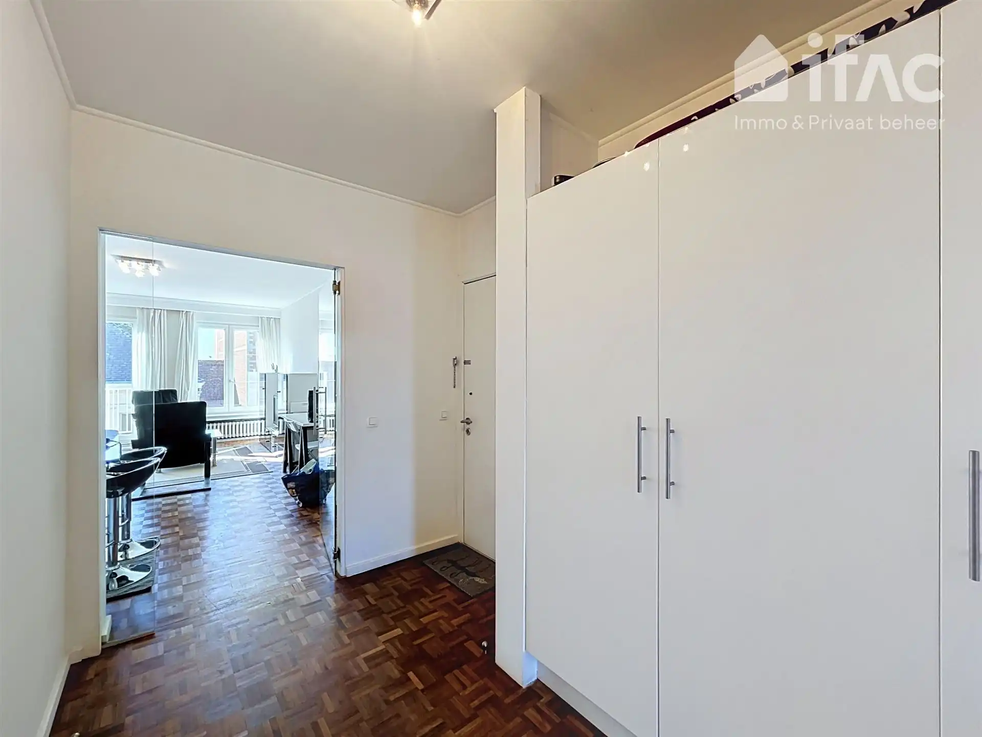 Uitstekend gelegen en gemeubeld 1 slaapkamer appartement foto 2