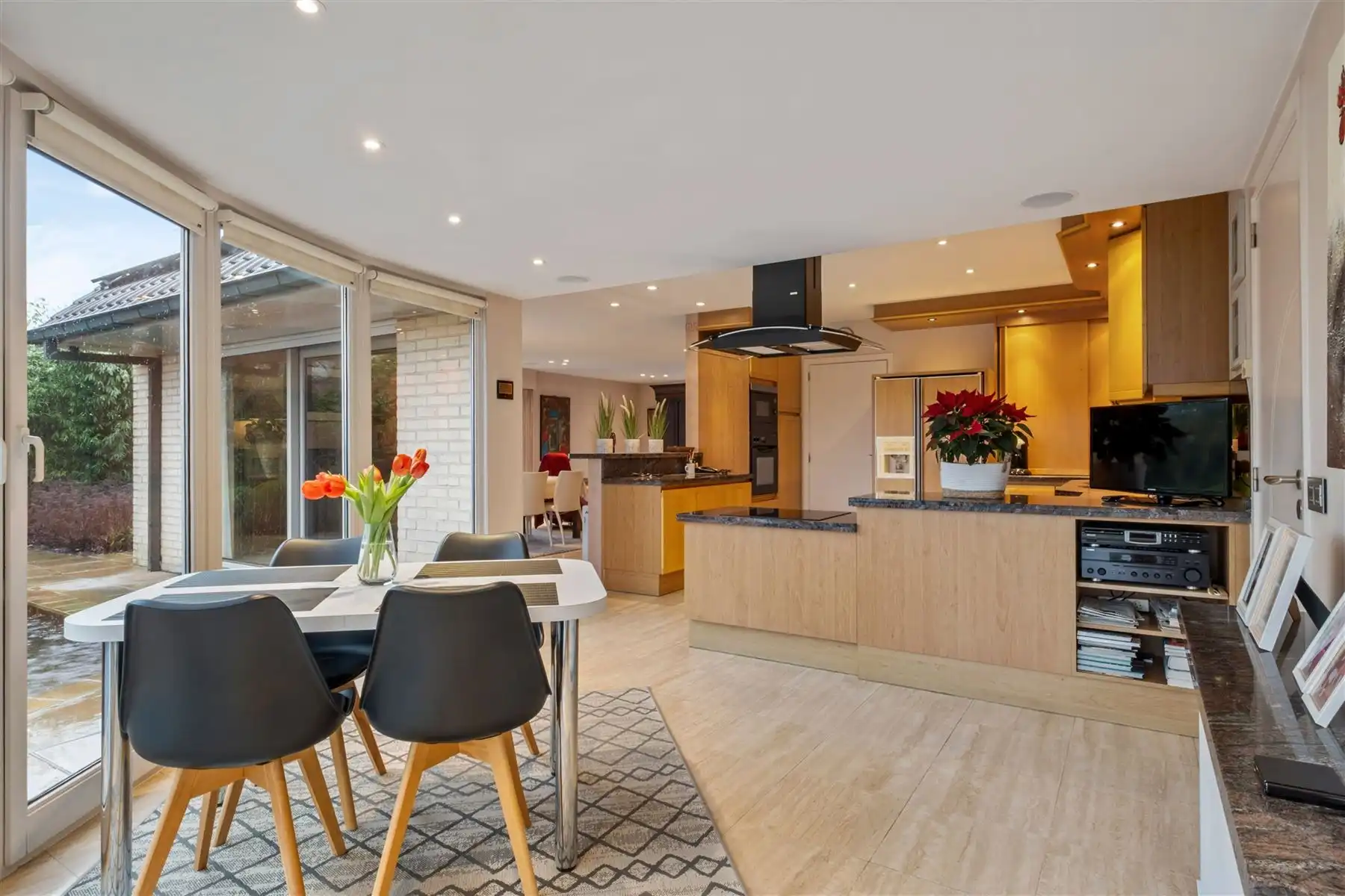 Instapklare en lichtrijke woning met zonnige tuin op 1.304 m² in Ingooigem foto 4