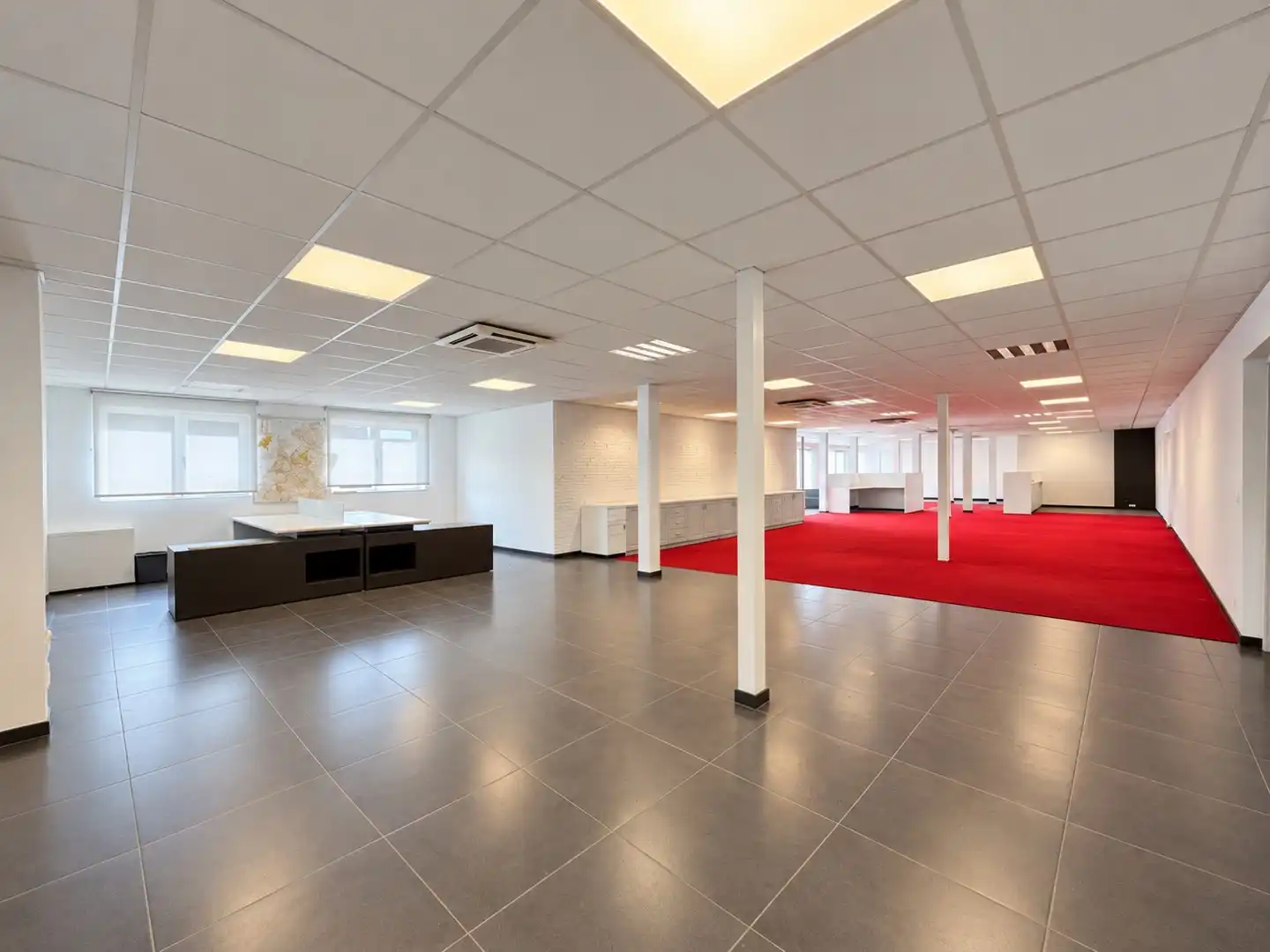 Bedrijfsgebouw +/- 3.021 m² met magazijn en kantoren in Marke foto 3
