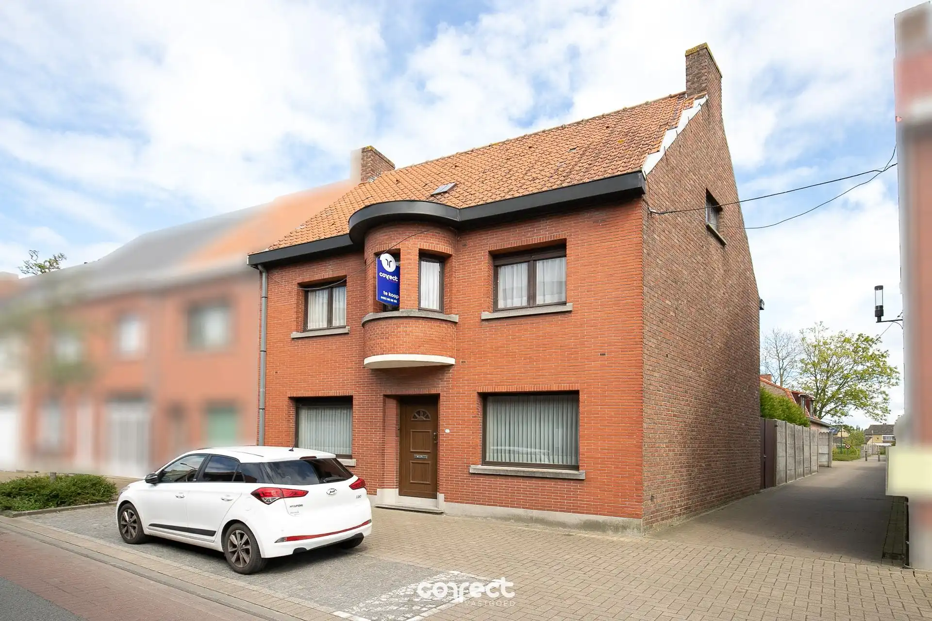 Hoofdfoto van de publicatie: Centraal gelegen ruime halfopen bebouwing met 4 slaapkamers, tuin en garage.