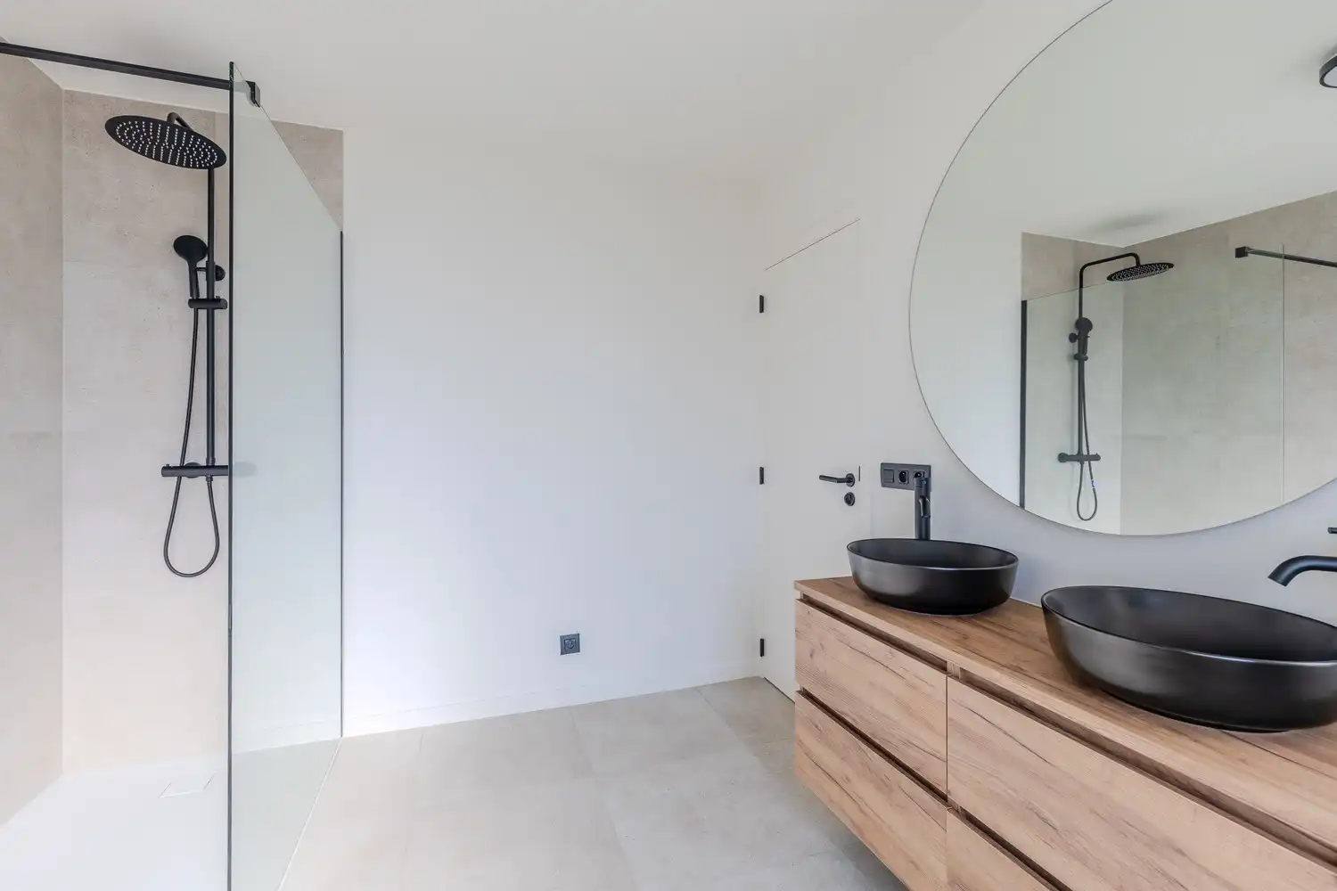 Volledig gerenoveerde huurwoning met drie slaapkamers en ruime tuin op toplocatie in Rekem foto 30