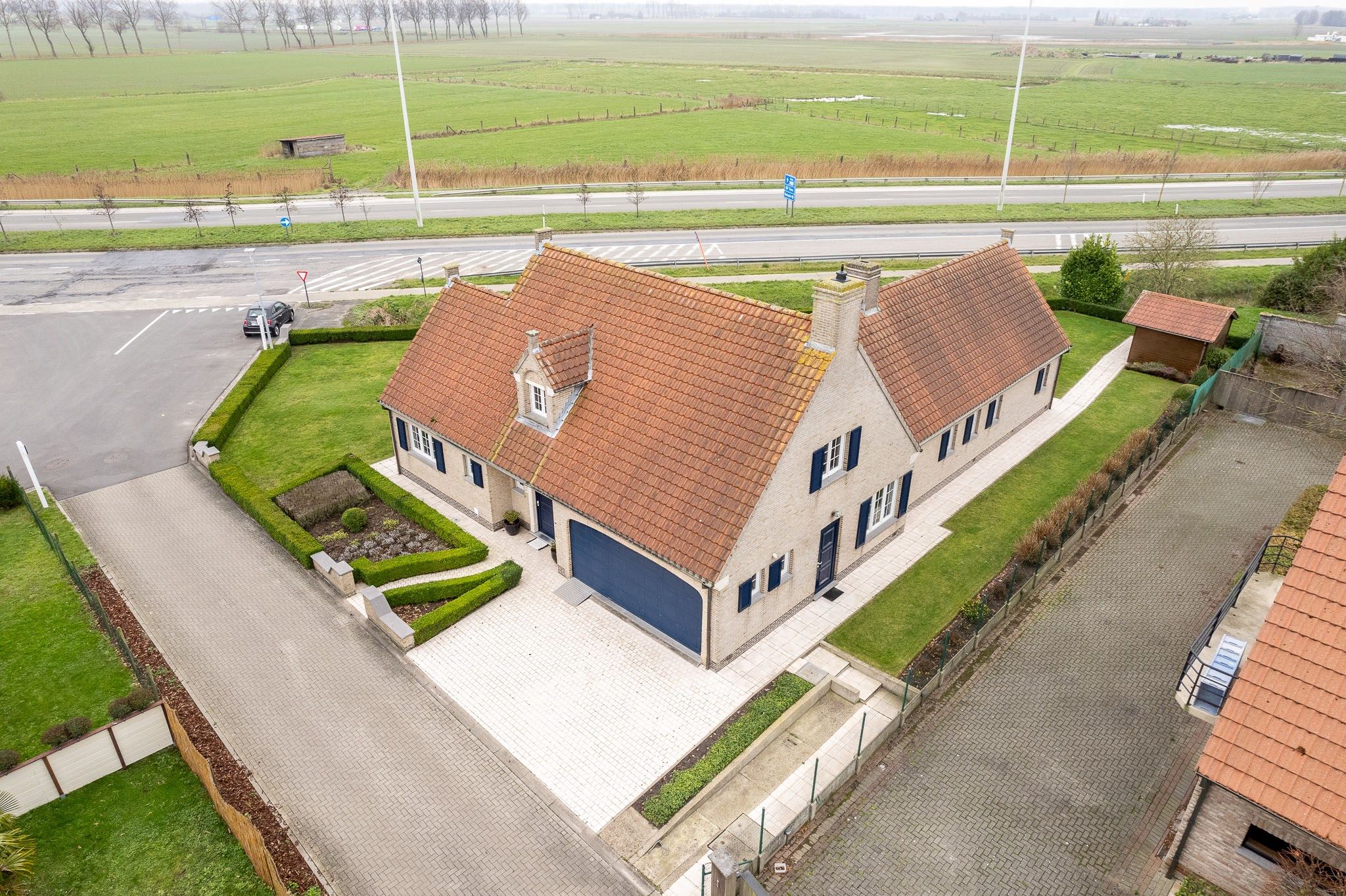 Instapklare en alleenstaande villa op 970 m² te Knokke-Heist. foto 28