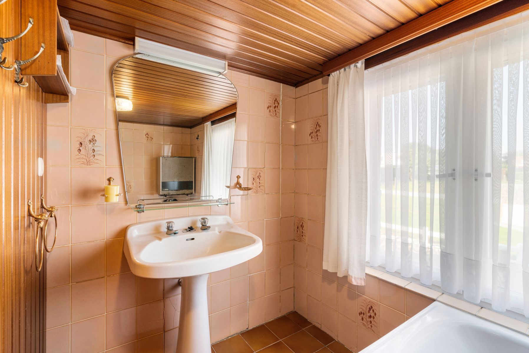 Te renoveren woning met 4 slaapkamers en mooie tuin in het rustige Haaltert foto 10