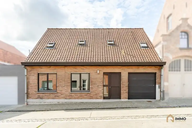 Te huur instapklare gezinswoning met 3 slpks, 2 badk, bureel, garage en tuin foto 2