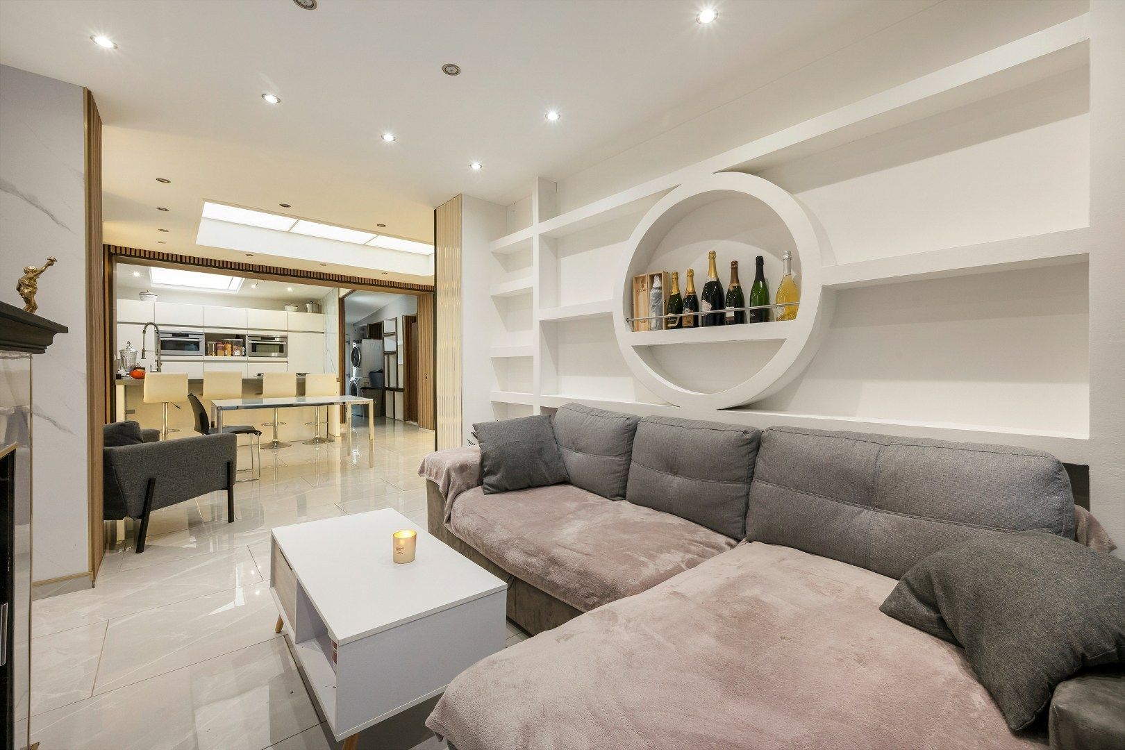 Gerenoveerde, energiezuinige woning met 4 slaapkamers, 2 badkamers en stadstuin in Menen foto 3