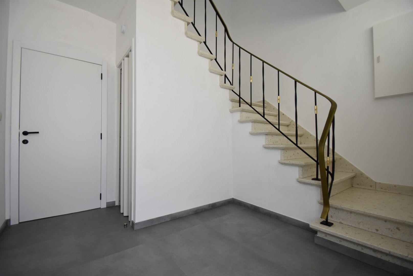 * * WACHTLIJST VOLZET * * Zeer grondig en geslaagd gerenoveerde woning met terras en dubbele autostandplaats foto 5