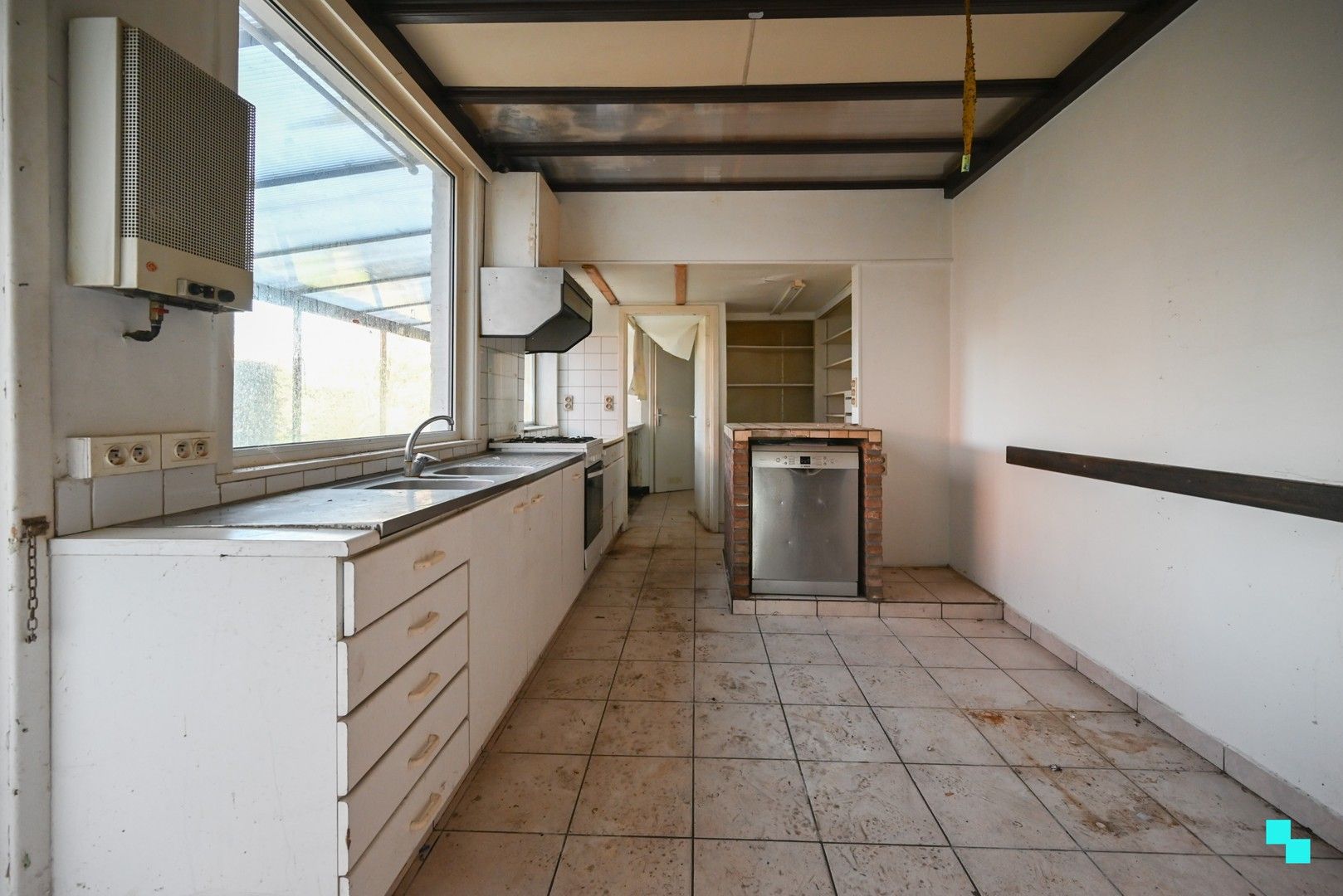 Ruime, te renoveren ééngezinswoning met achteruitweg te Emelgem foto 8