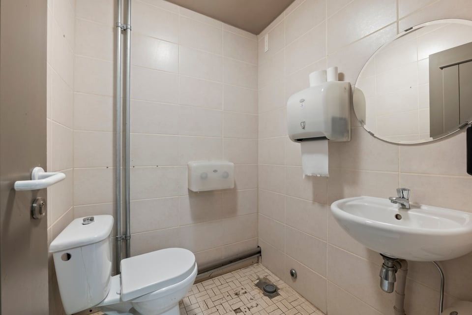 HANDELSHUIS MET PARKING OP EEN TOPLOCATIE IN LINTER foto 15