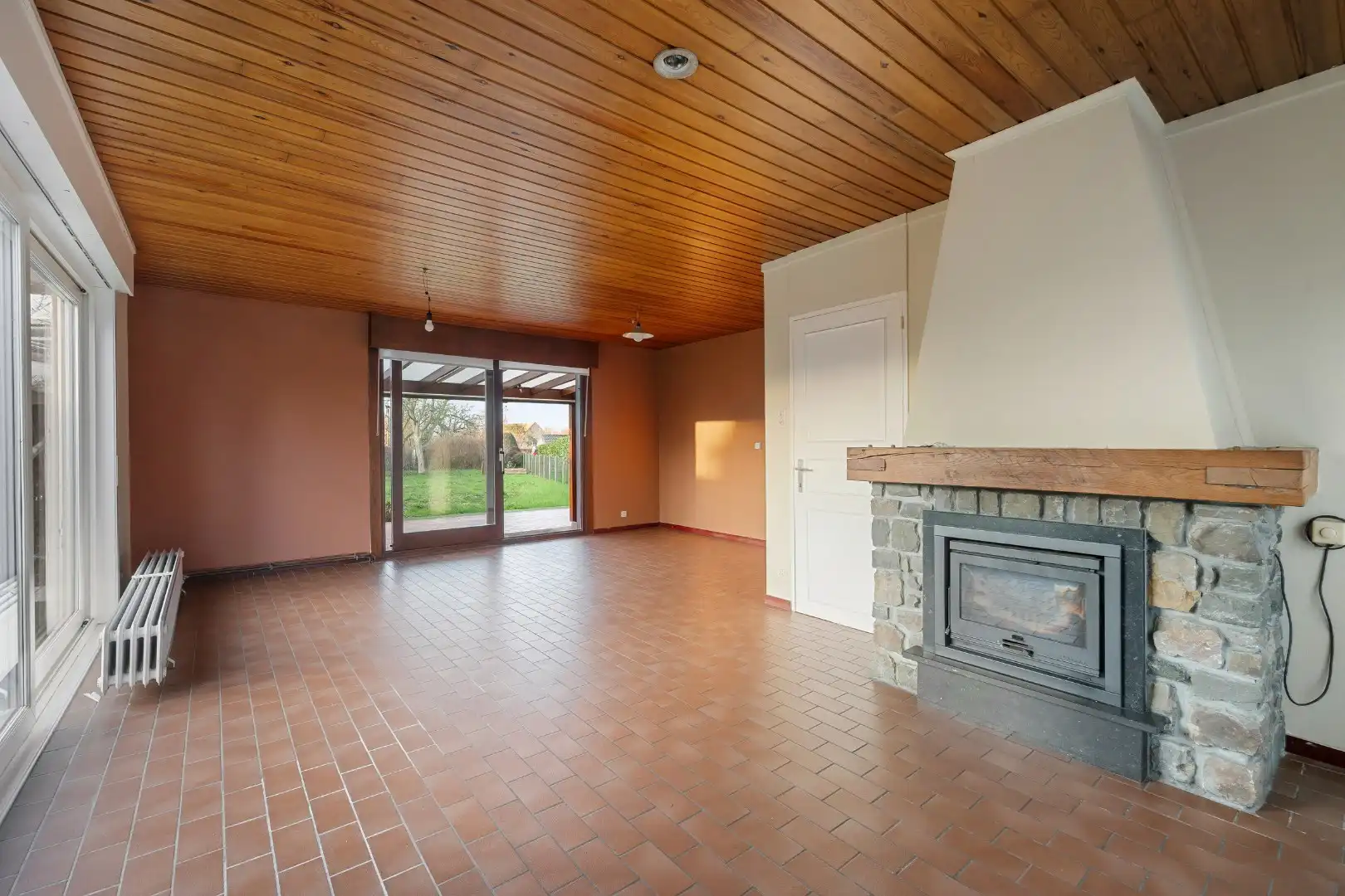 Gelijkvloerse woning met 3 slaapkamers, ruime garage en tuin. foto 2