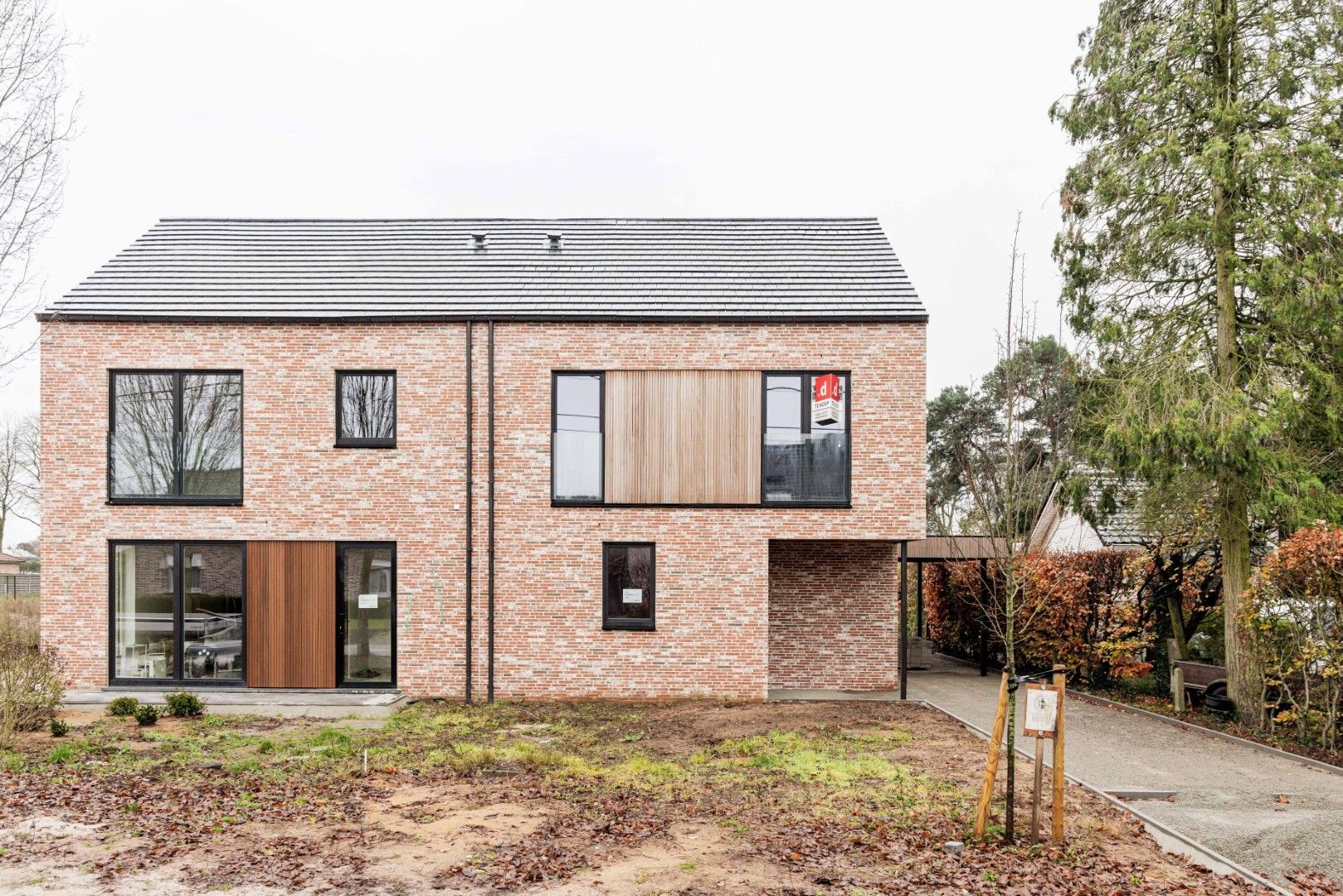 Energiezuinige halfopen bebouwing met zuid gerichte tuin foto {{pictureIndex}}