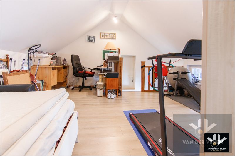 RUIME, GOED ONDERHOUDEN WONING MET 3 SLPK NABIJ TONGEREN-CENTRUM foto 27
