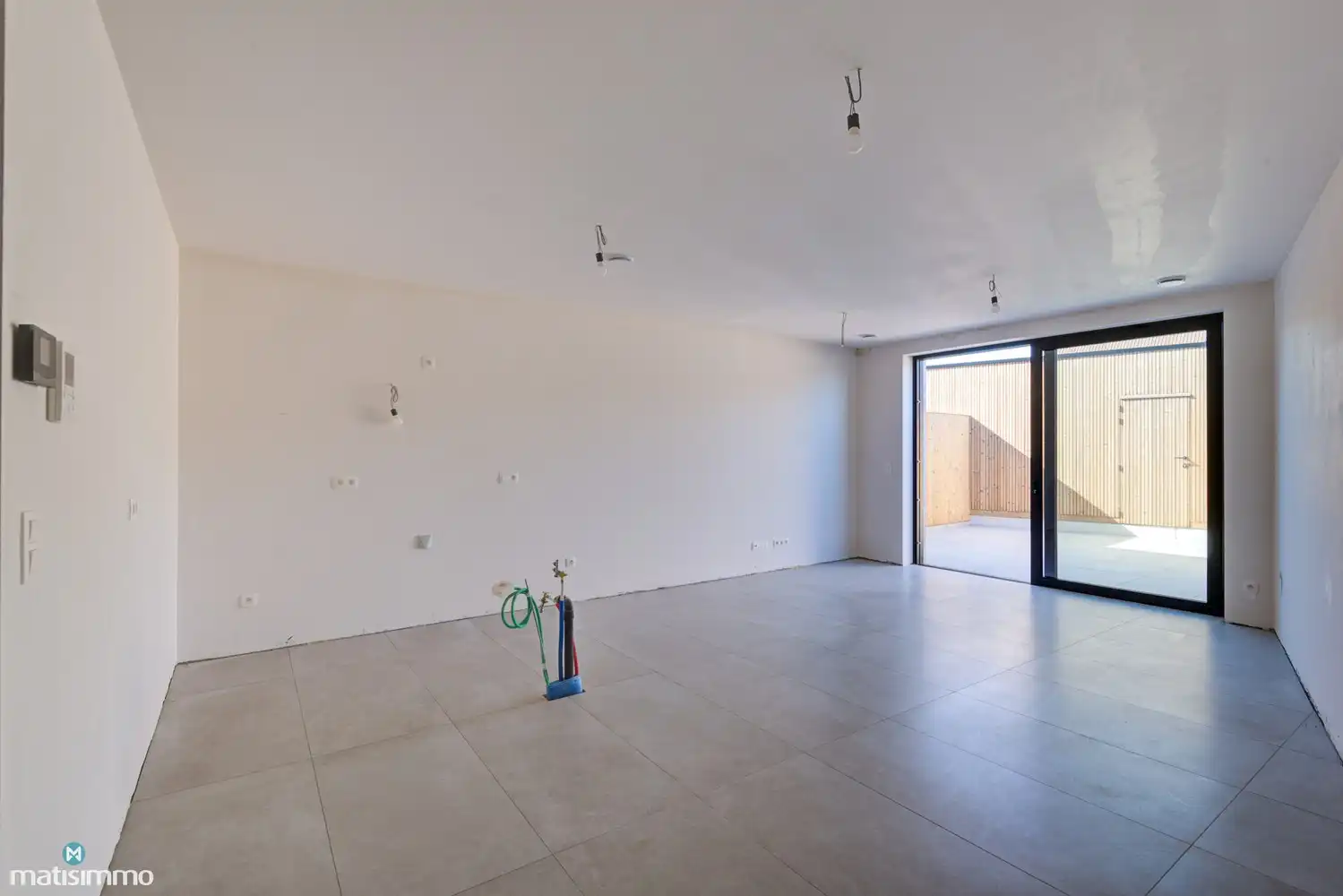 INSTAPKLAAR NIEUWBOUW GELIJKVLOERSAPPARTEMENT MET RUIM TERRAS, BUITENBERGING EN CARPORT IN HET HARTJE VAN HOESELT (KEUKEN EN BADKAMER NOG ZELF TE KIEZEN - INBEGREPEN IN DE PRIJS) foto 3
