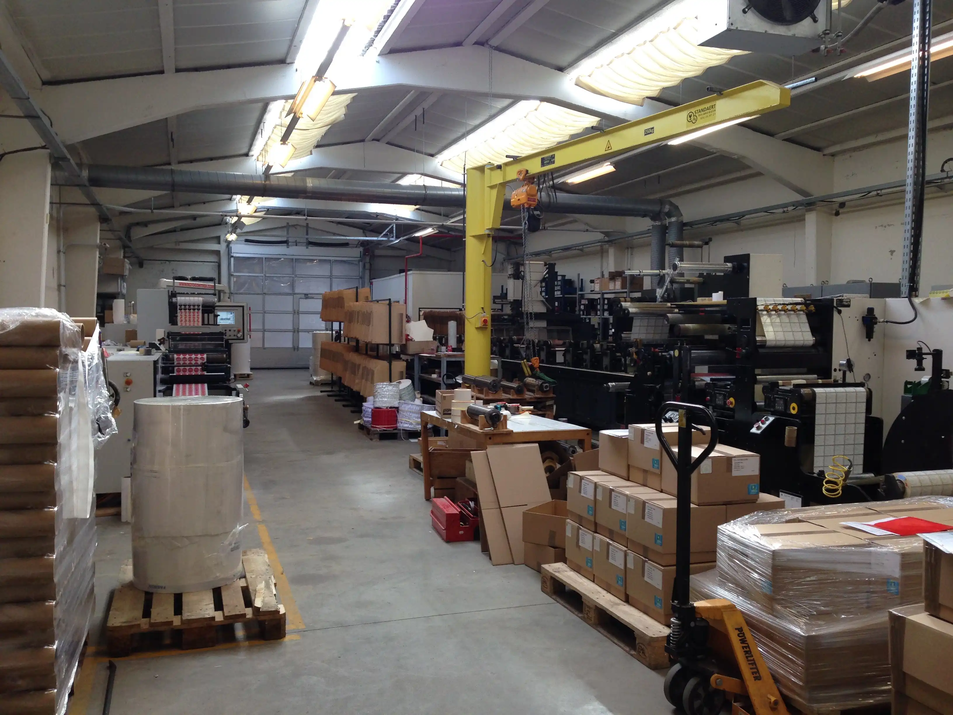 Atelier te huur met sectionaalpoort en bureel foto 2