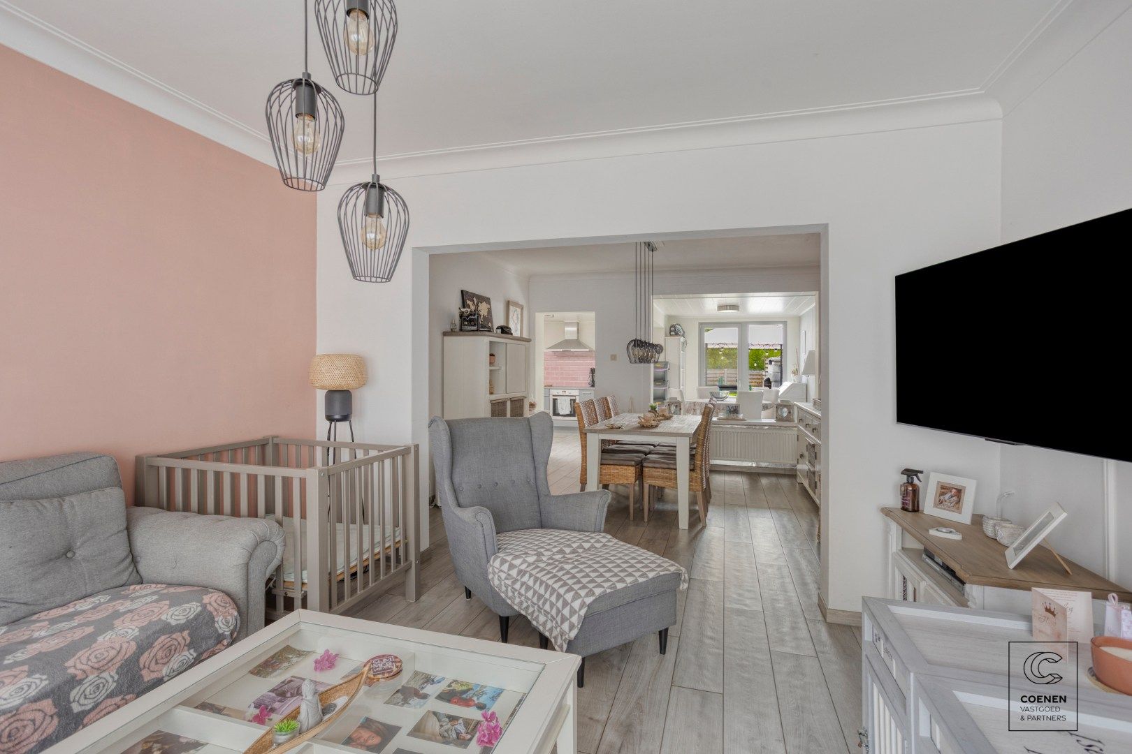 Zeer ruime en instapklare woning met een bew opp van 181 m², 4 ruime slpk's en zeer leuke, zonnige tuin met prachtig uitzicht! foto 5