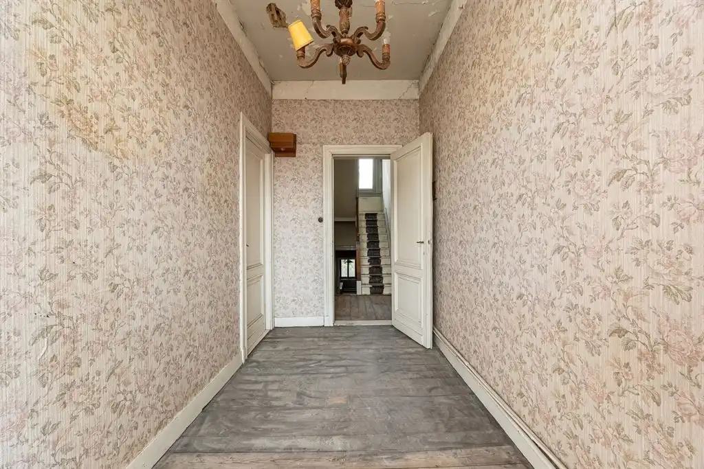 Verrassend ruime te renoveren woning met zonnige tuin foto 22