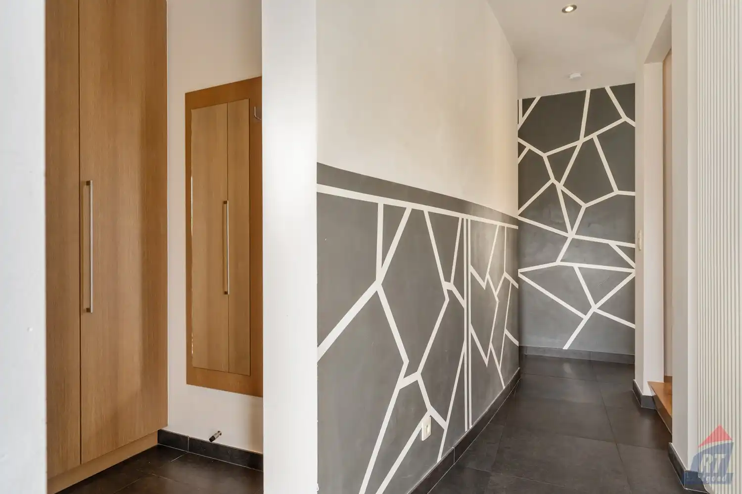 Veelzijdig pand met praktijkruimte en duplex appartement op toplocatie in Sint-Truiden foto 15