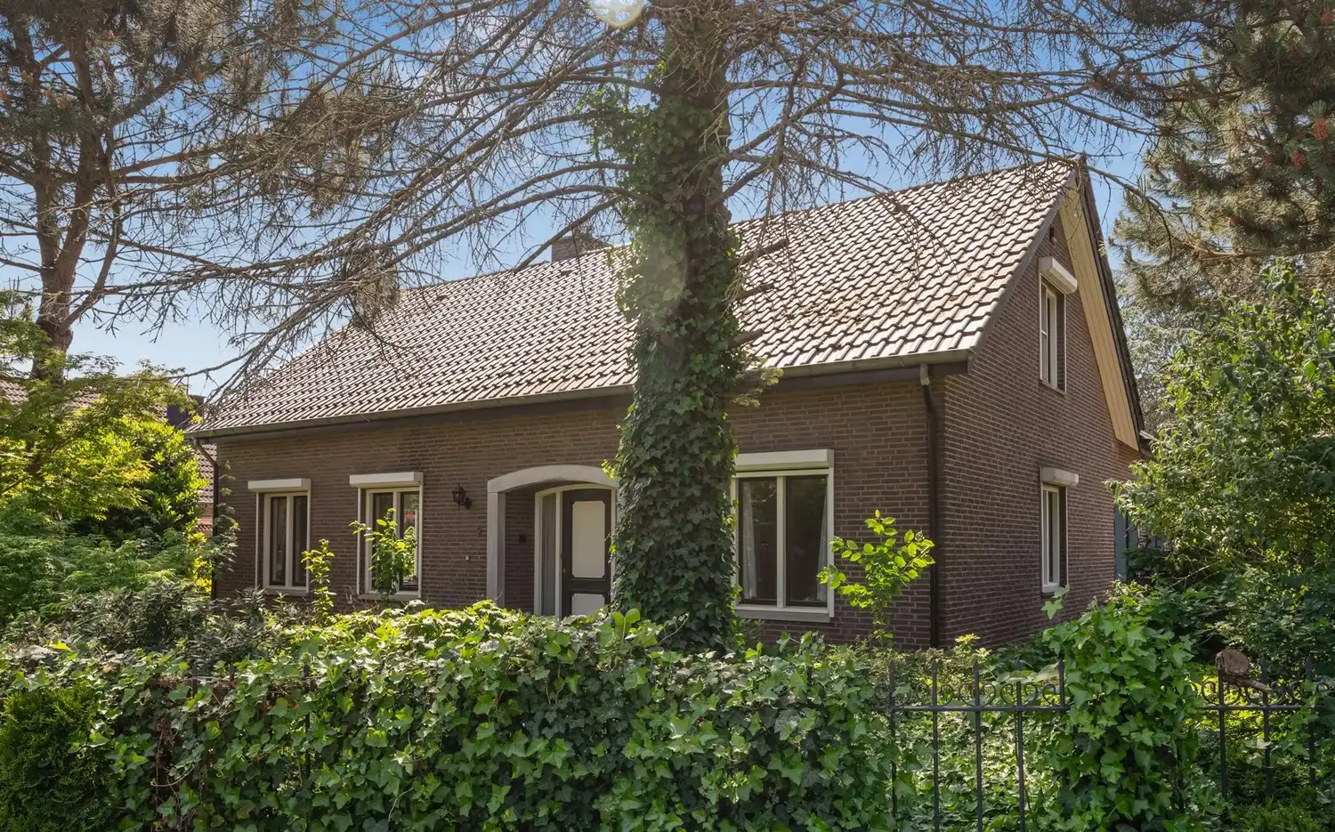 Charmante en ruime gezinswoning met 4 slaapkamers, dubbele garage en zonnige tuin in Neerharen foto {{pictureIndex}}