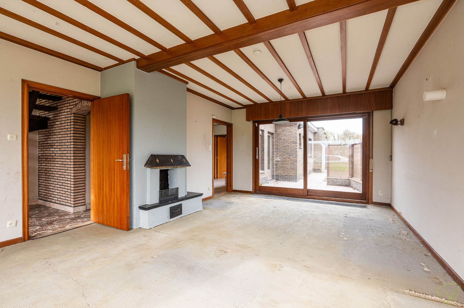 Verrassend ruime te renoveren woning te Oosteeklo! foto 3