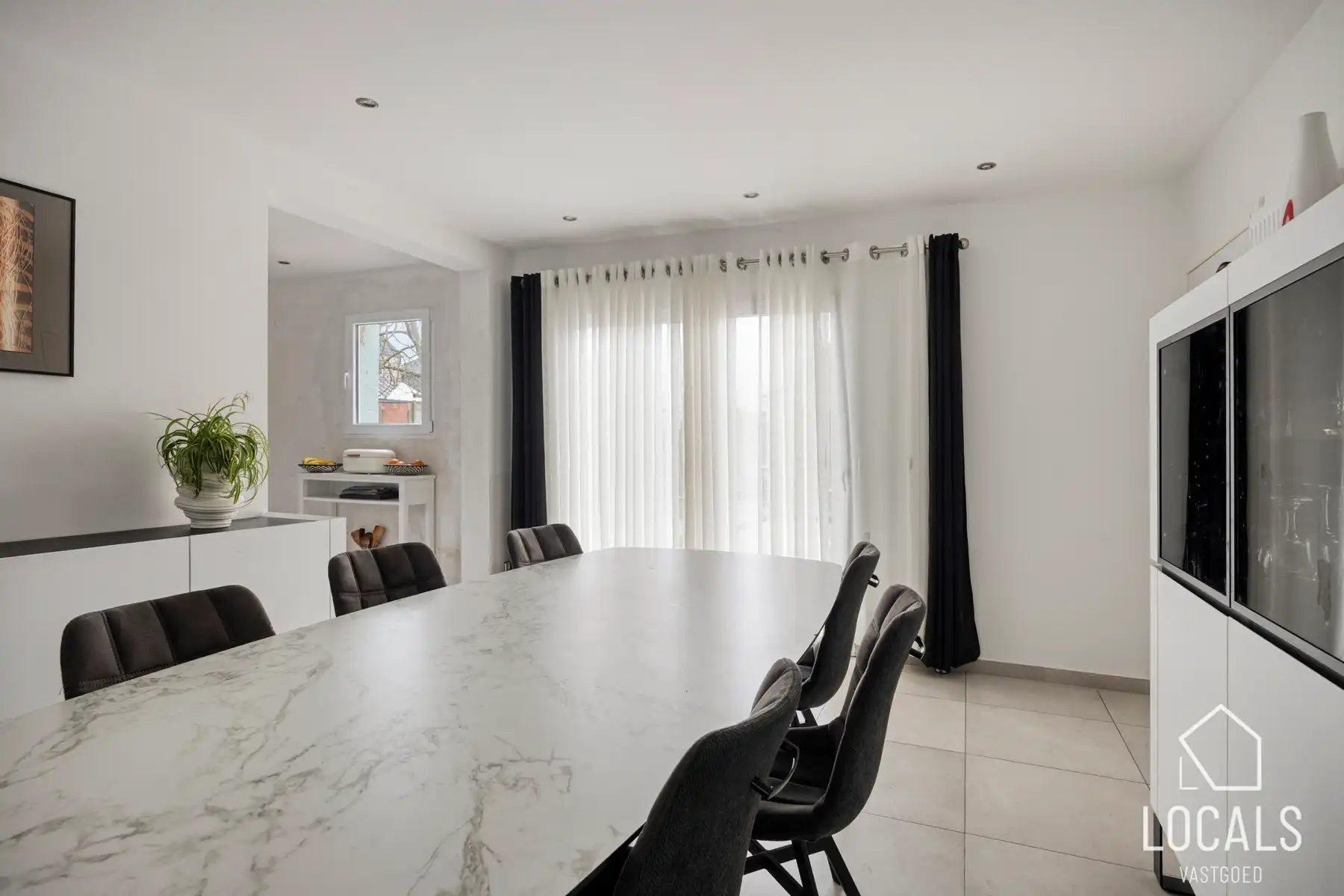 Instapklare woning met 5 slaapk., 3 badkamers en tuin foto 4