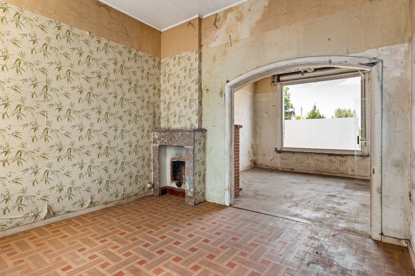Ruime, volledig te renoveren woning met 4 slpk. en tuin in centrum Stabroek foto 5