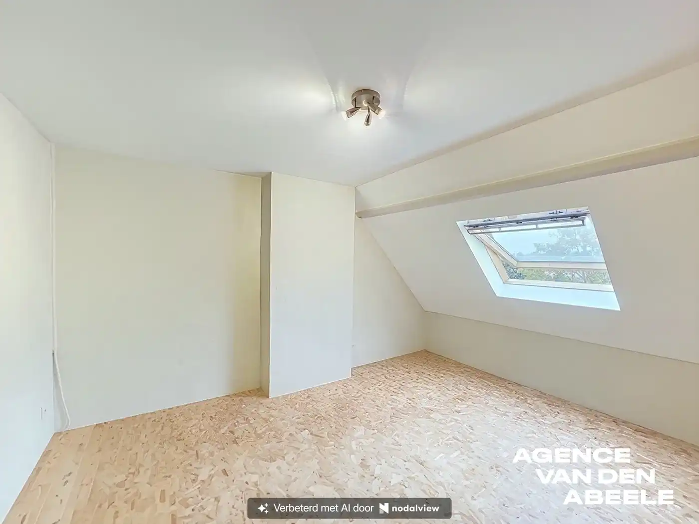 Zeer ruime burgerswoning met 4 slaapkamers en groot terras nabij de Smedenpoort   foto 13