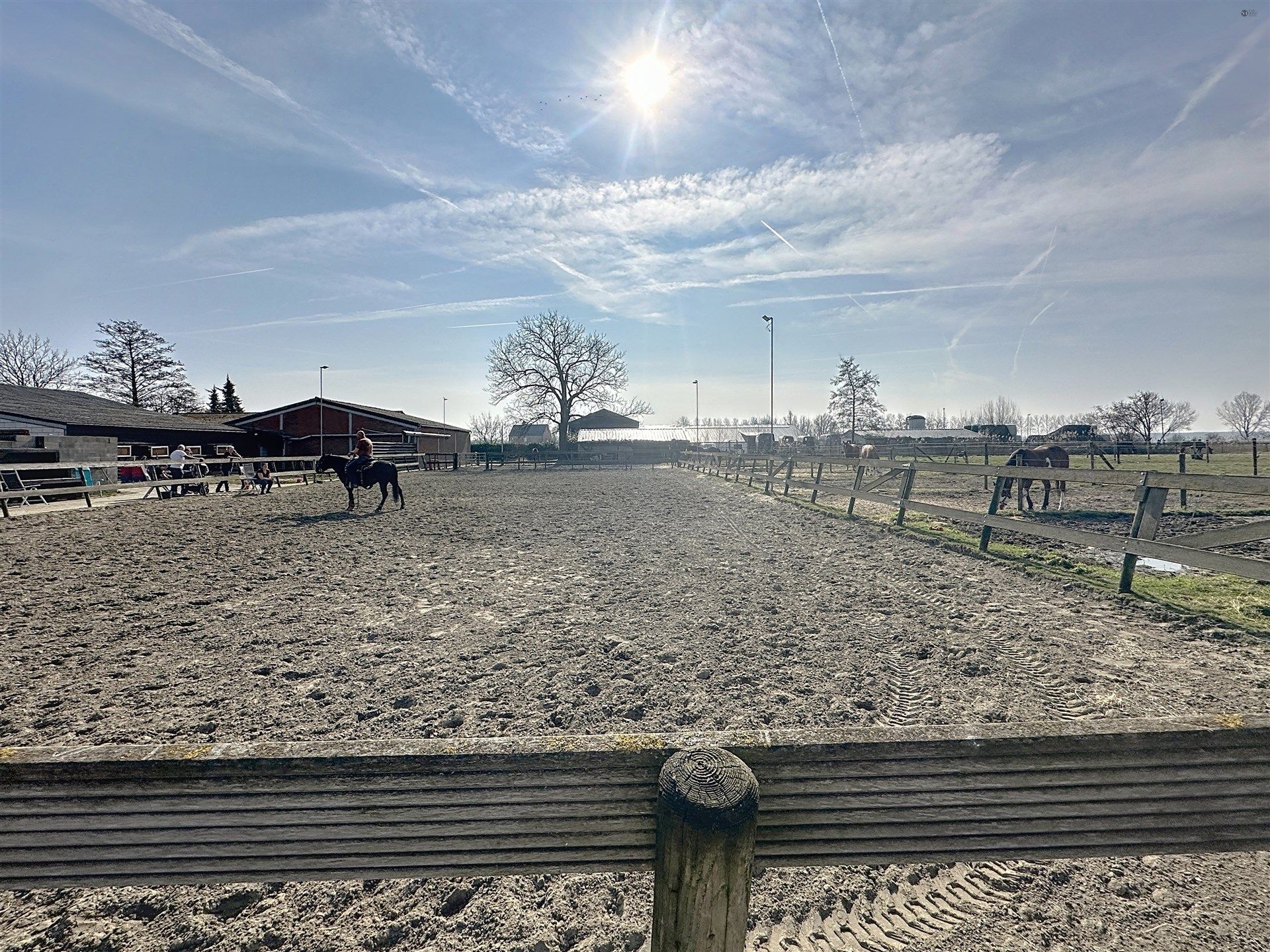 PRACHTIG GELEGEN HOEVE met bijgebouw, paardenstallen, binnenpiste en weiden op 18.385m² foto 50