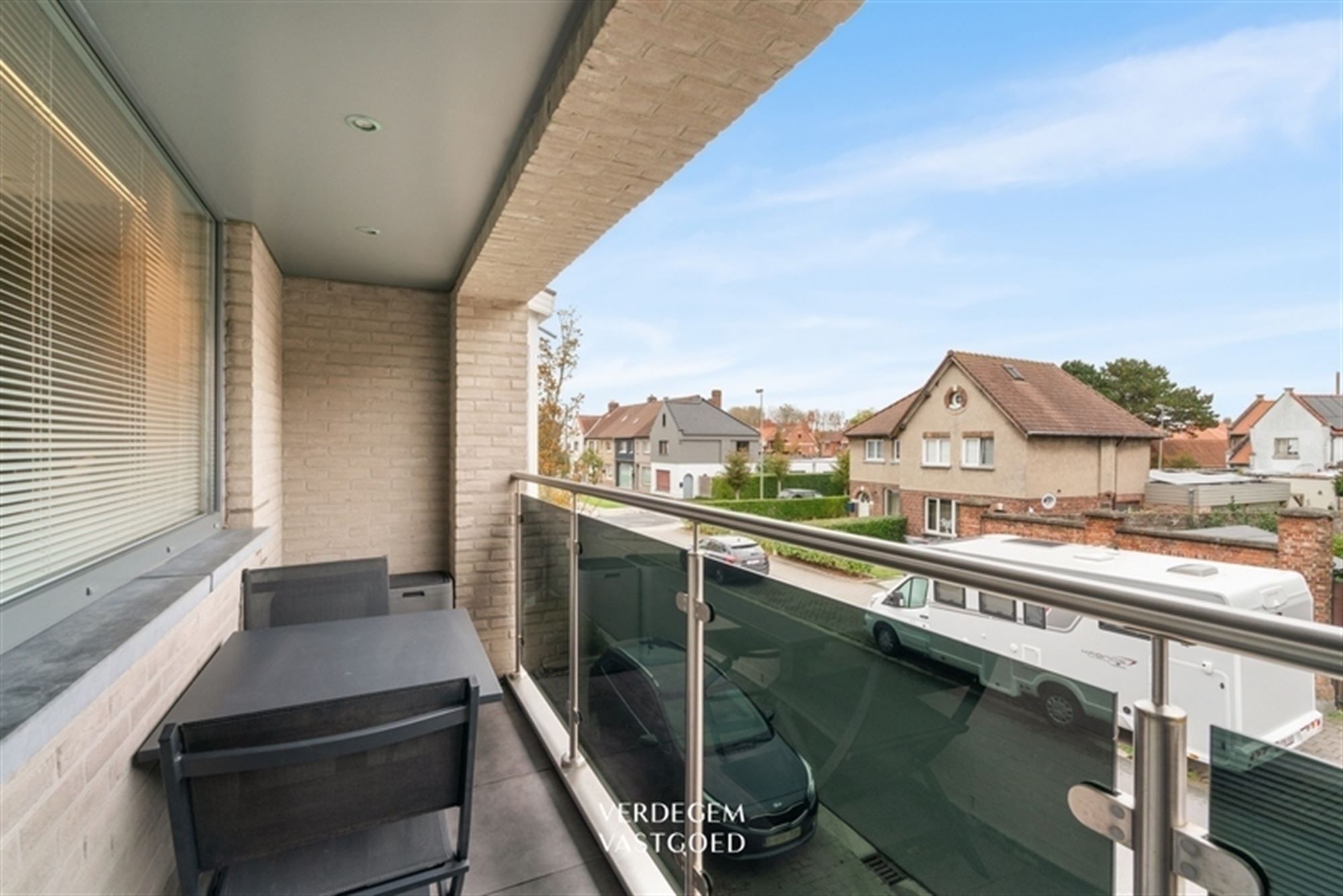 Instapklaar en knap afgewerkte woning met 2 garages, geniettuin en atelier/praktijk foto 12