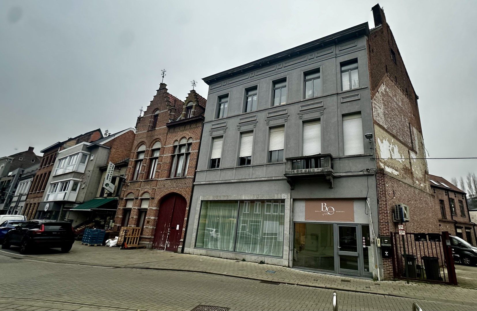 Handelspand in het centrum van Lokeren met diverse mogelijkheden. foto {{pictureIndex}}