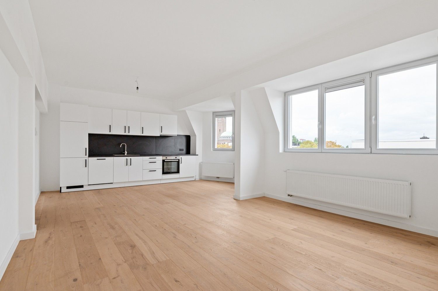 Volledig gerenoveerd appartement met 2 slaapkamers te Antwerpen foto {{pictureIndex}}