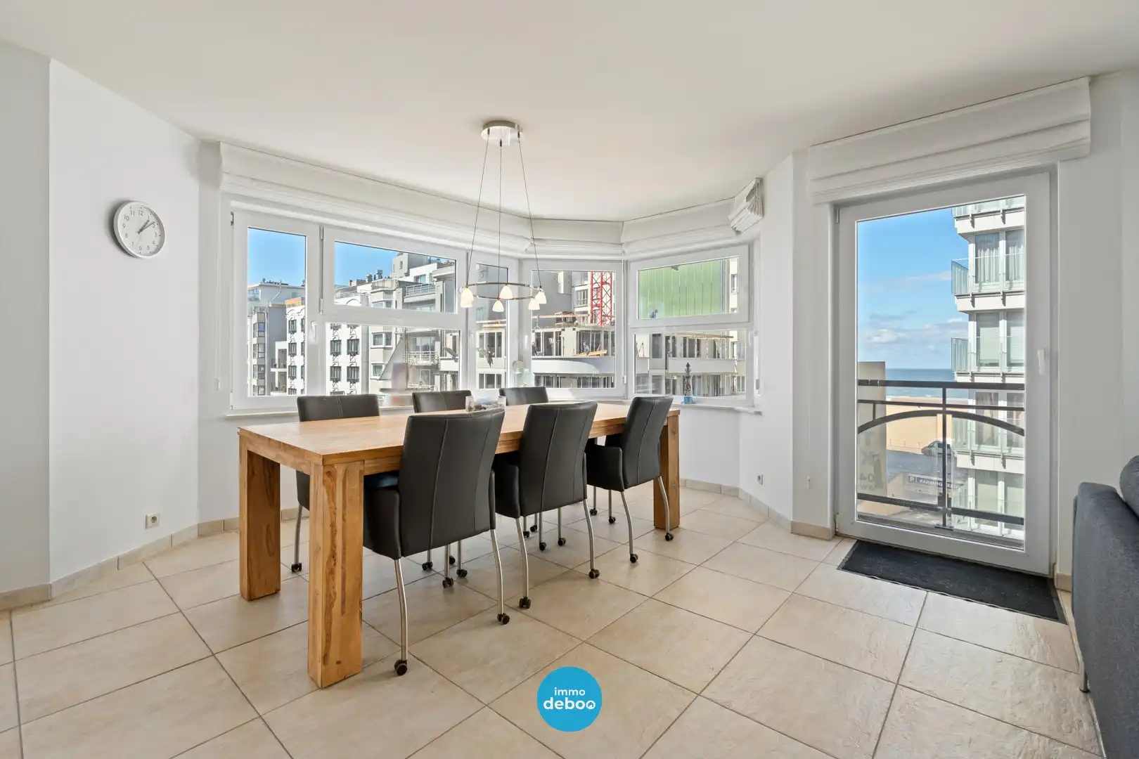 Ruim hoekappartement met zee- en havenzicht foto 2