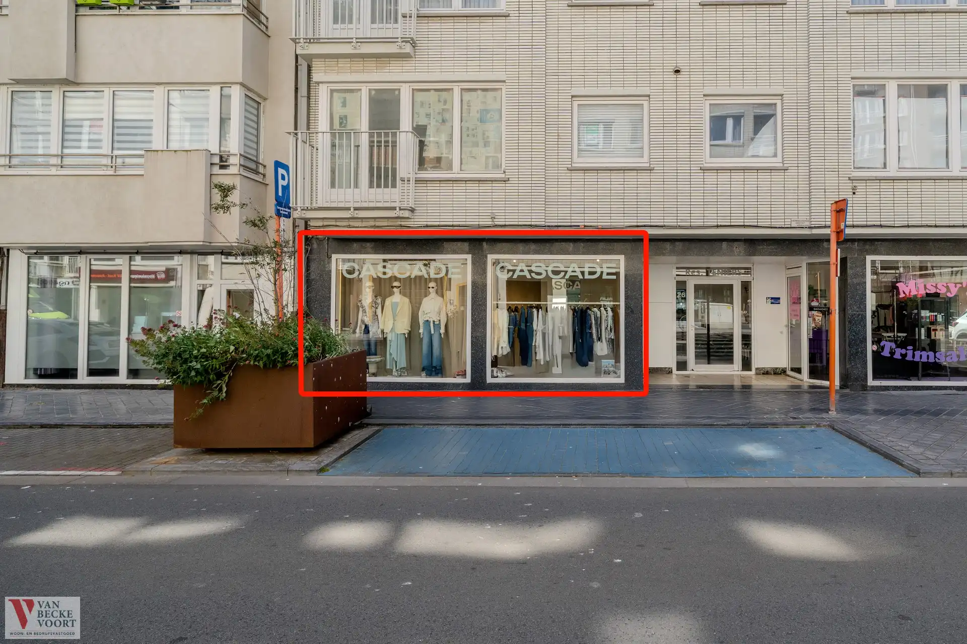 Esthetisch winkel op druk kruispunt Oostende foto 9