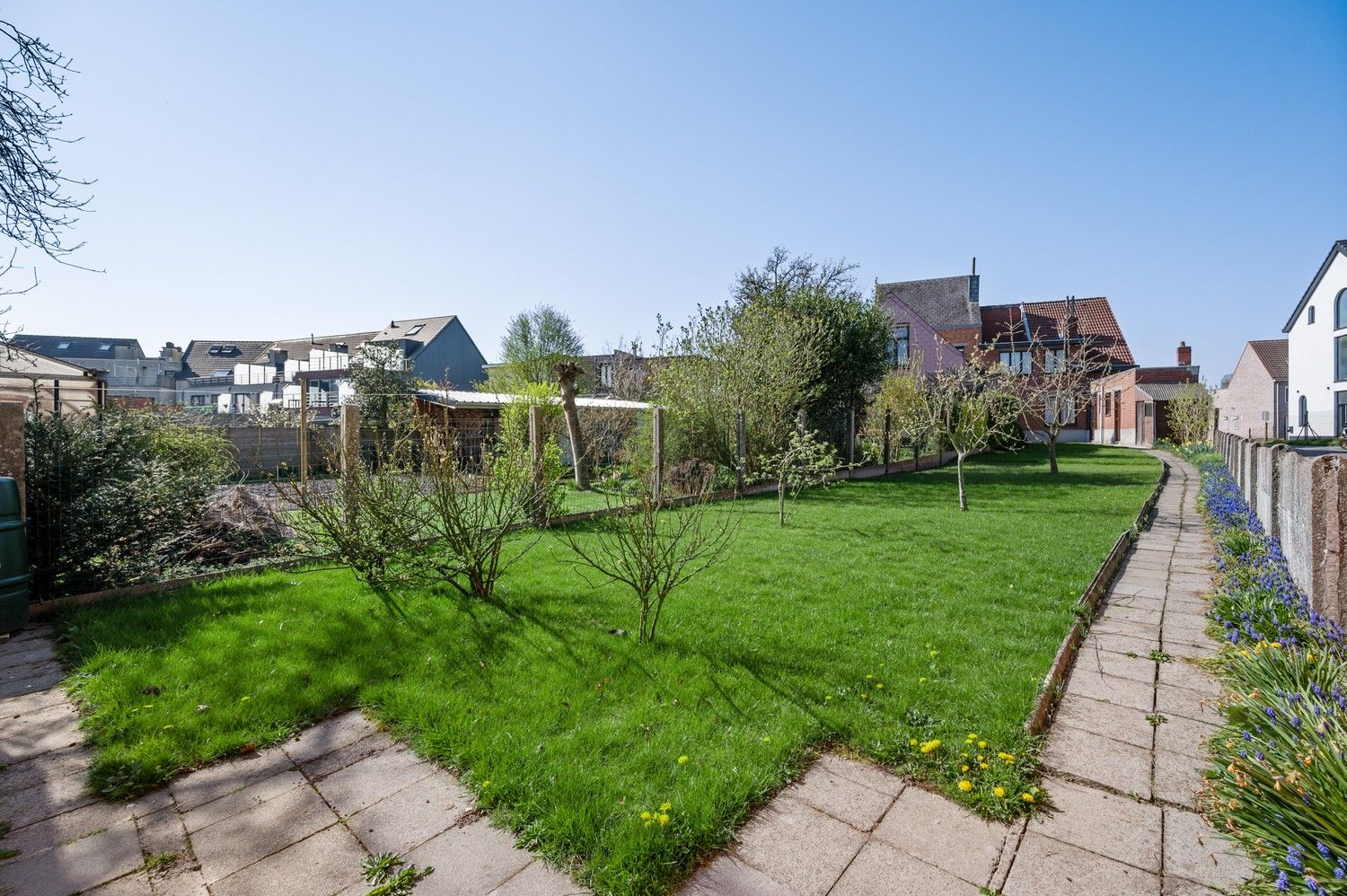 Ruime woning met 4slaapkamers en zonnige tuin in Ranst! foto 3