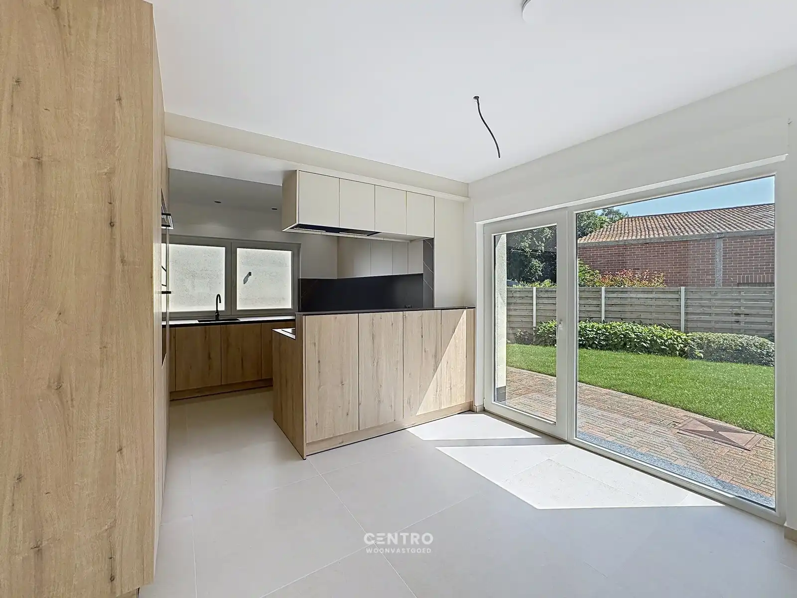 Gerenoveerde woning met 4 slpks, ZUIDger. tuin en ruime garagebox! foto 4