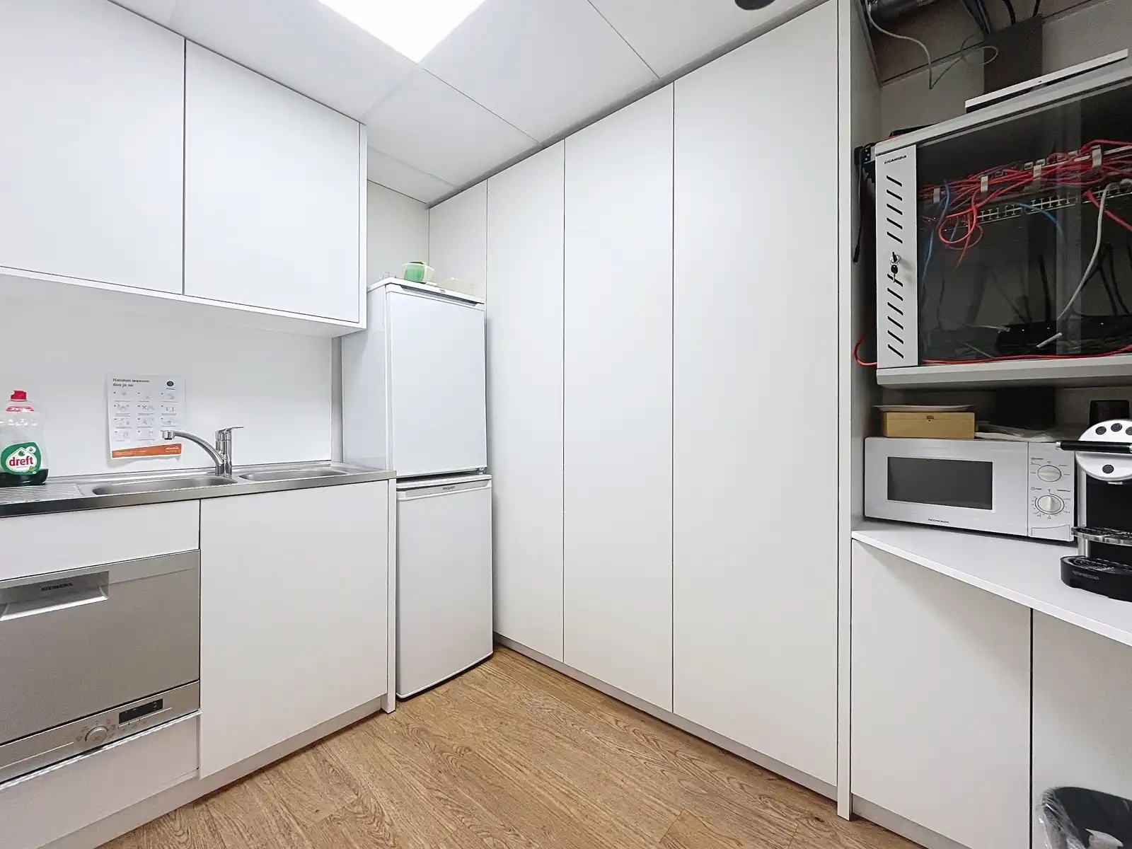 Duplex-kantoorruimte met 6/9 werkplekken in dienstencentrum. foto 14