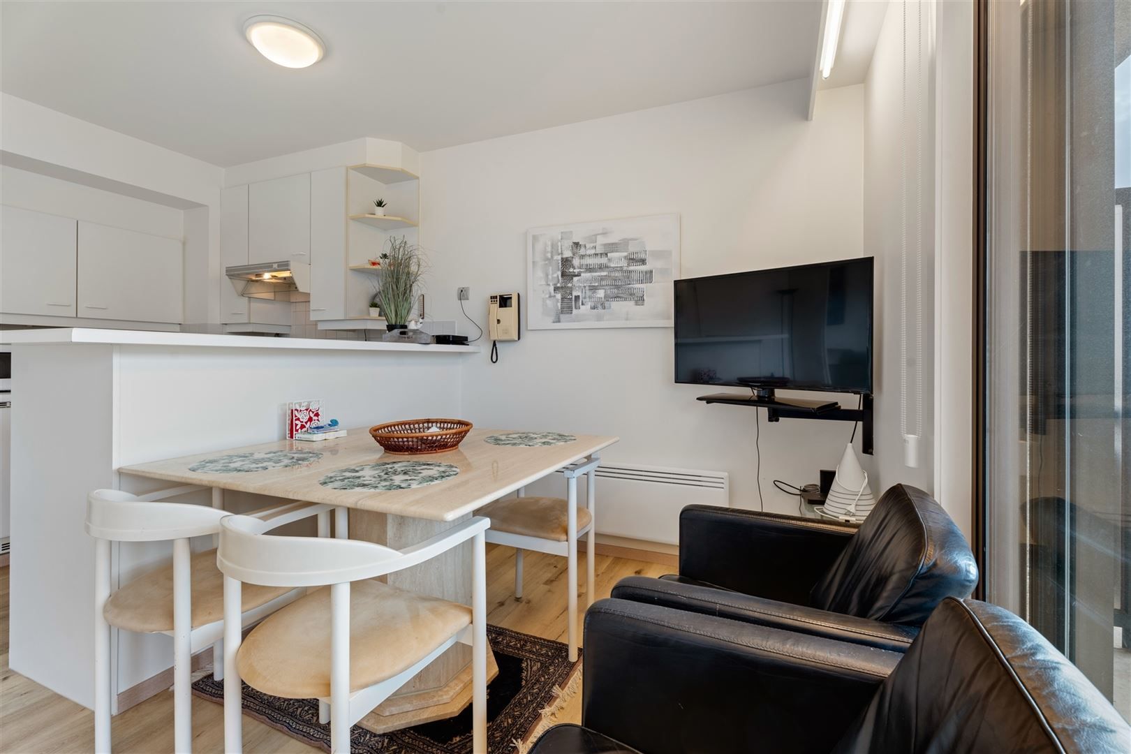 Grote vernieuwde zuidgerichte studio met groot terras foto 8