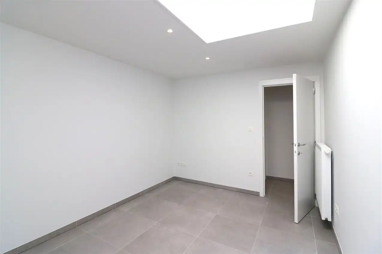 Gunstig gelegen, vernieuwd app. met 3 slpk., 2 badk. en garage foto 18