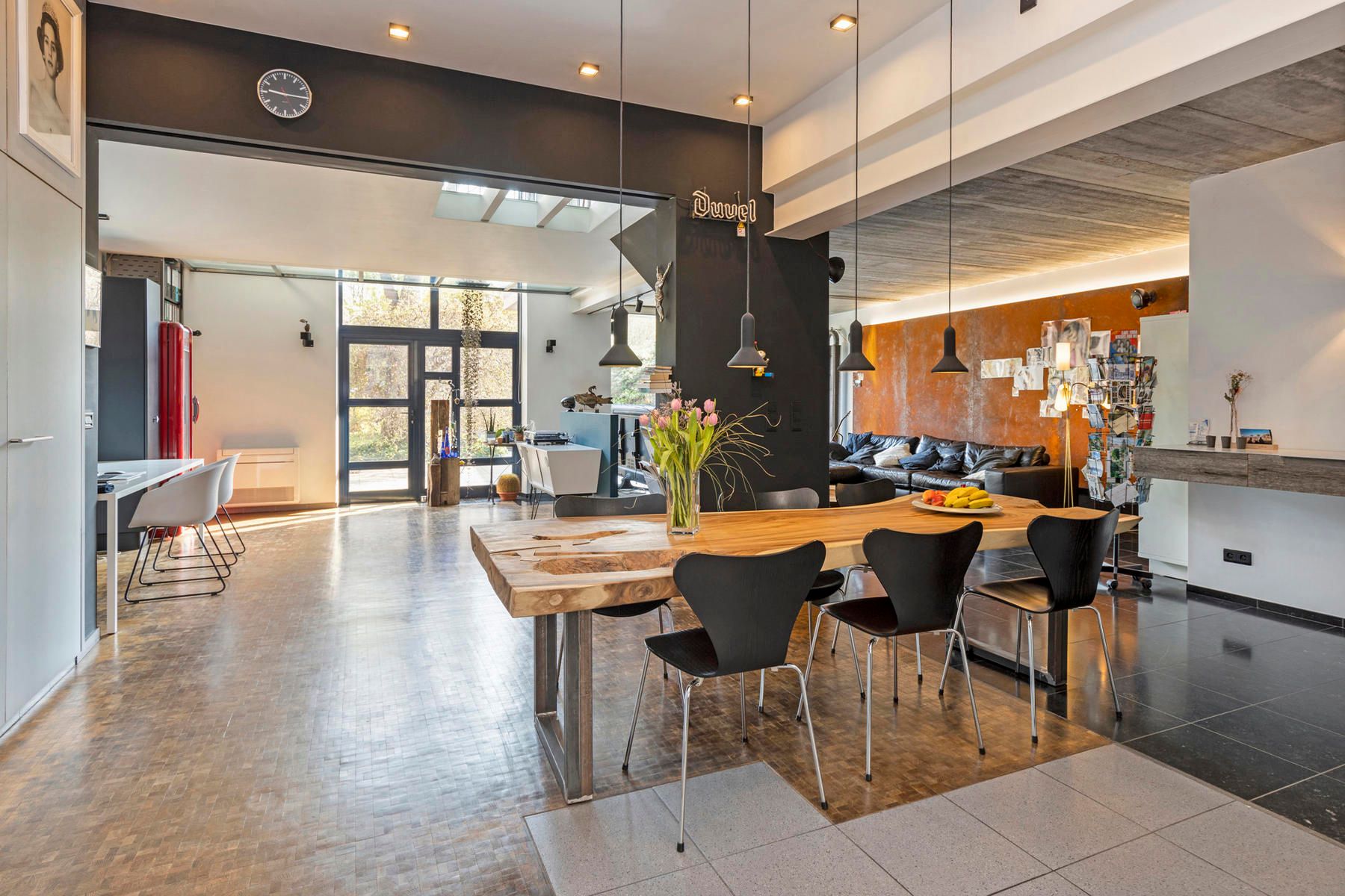 Prachtige woning met grote tuin foto {{pictureIndex}}
