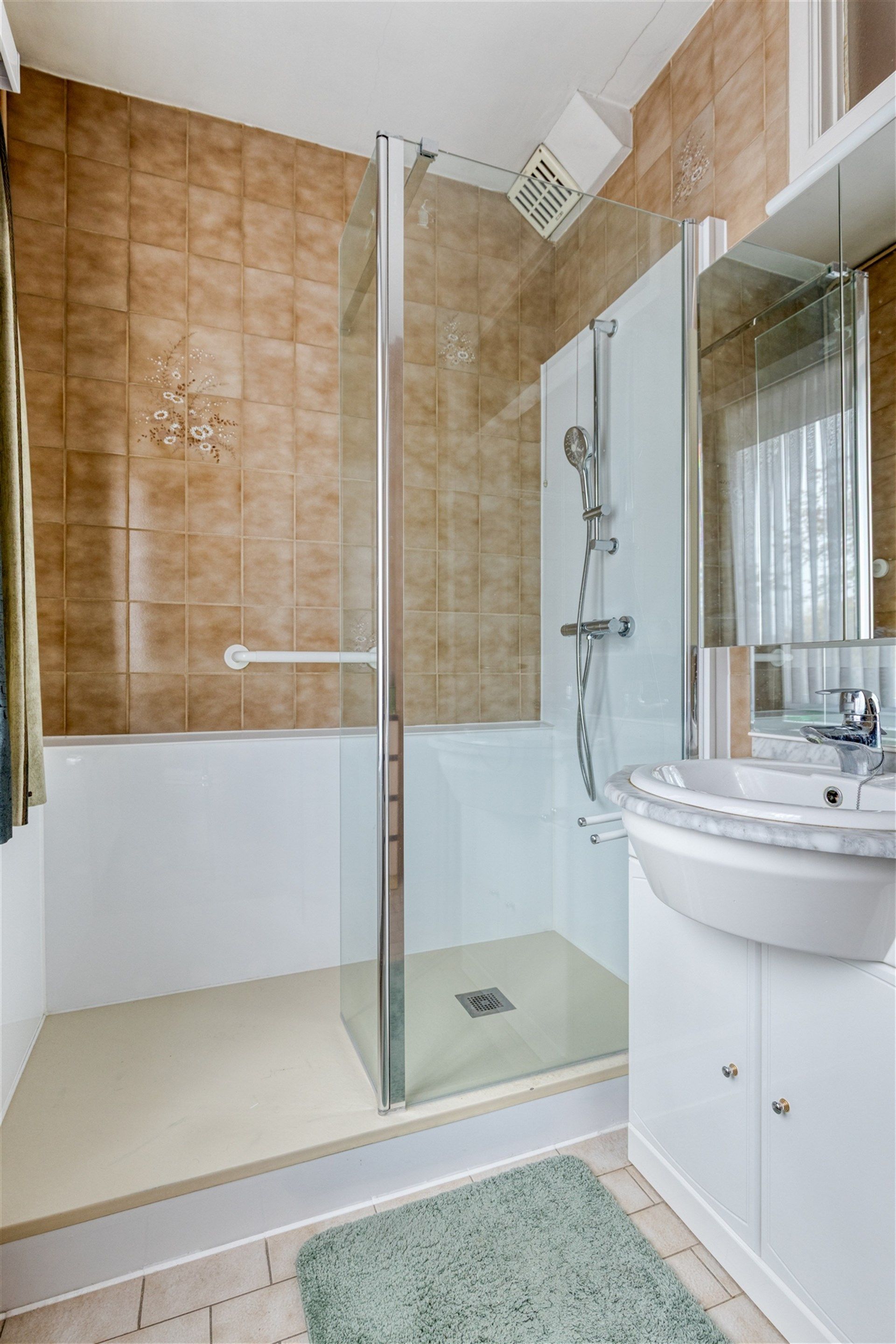 Ruime gezinswoning met 8 a 9 slaapkamers, een riante tuin en een prachtig uitzicht op weiland. foto 23