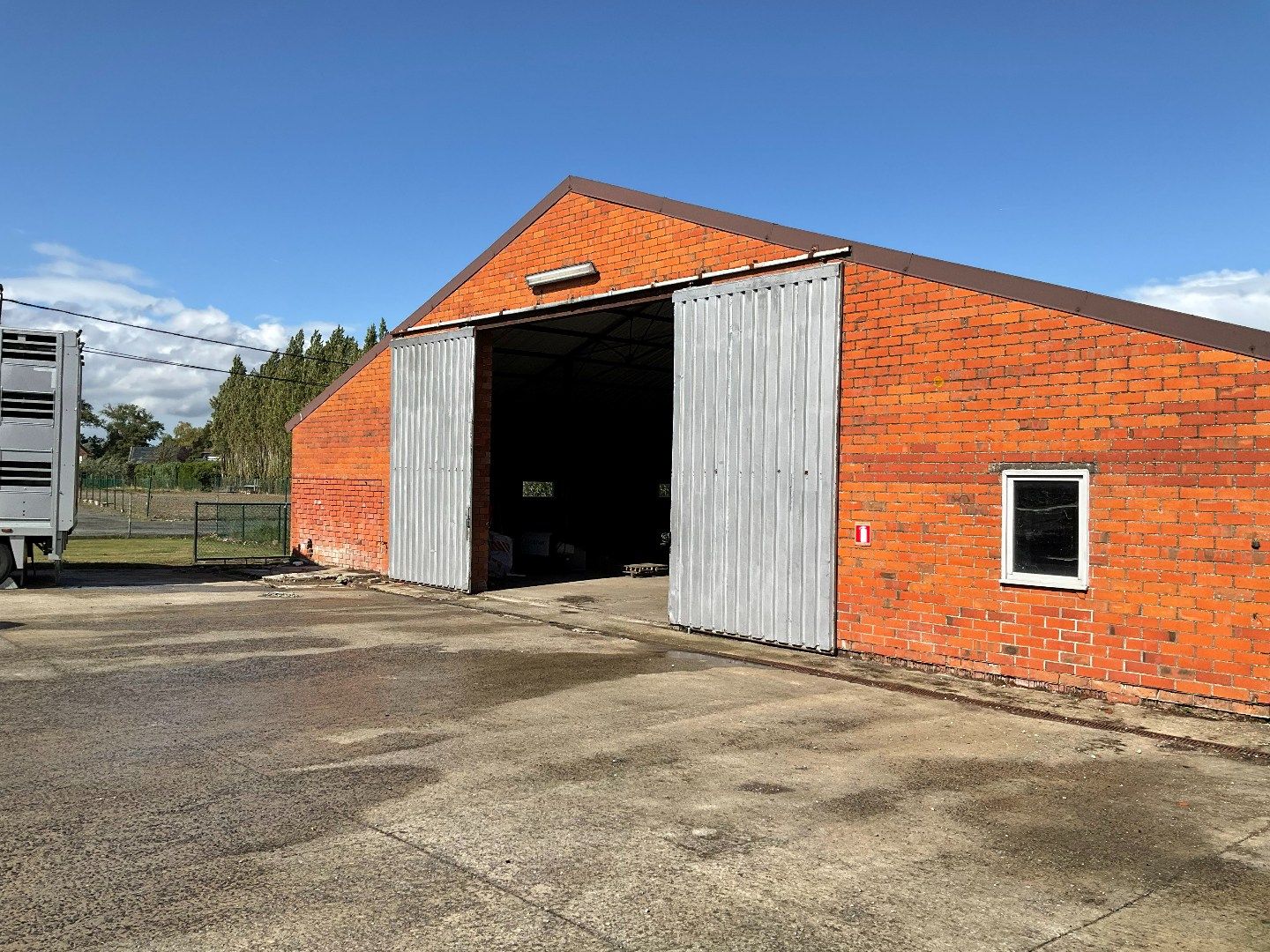 Loods/opslagruimte (300 m²), gunstig gelegen te Lichtervelde foto {{pictureIndex}}