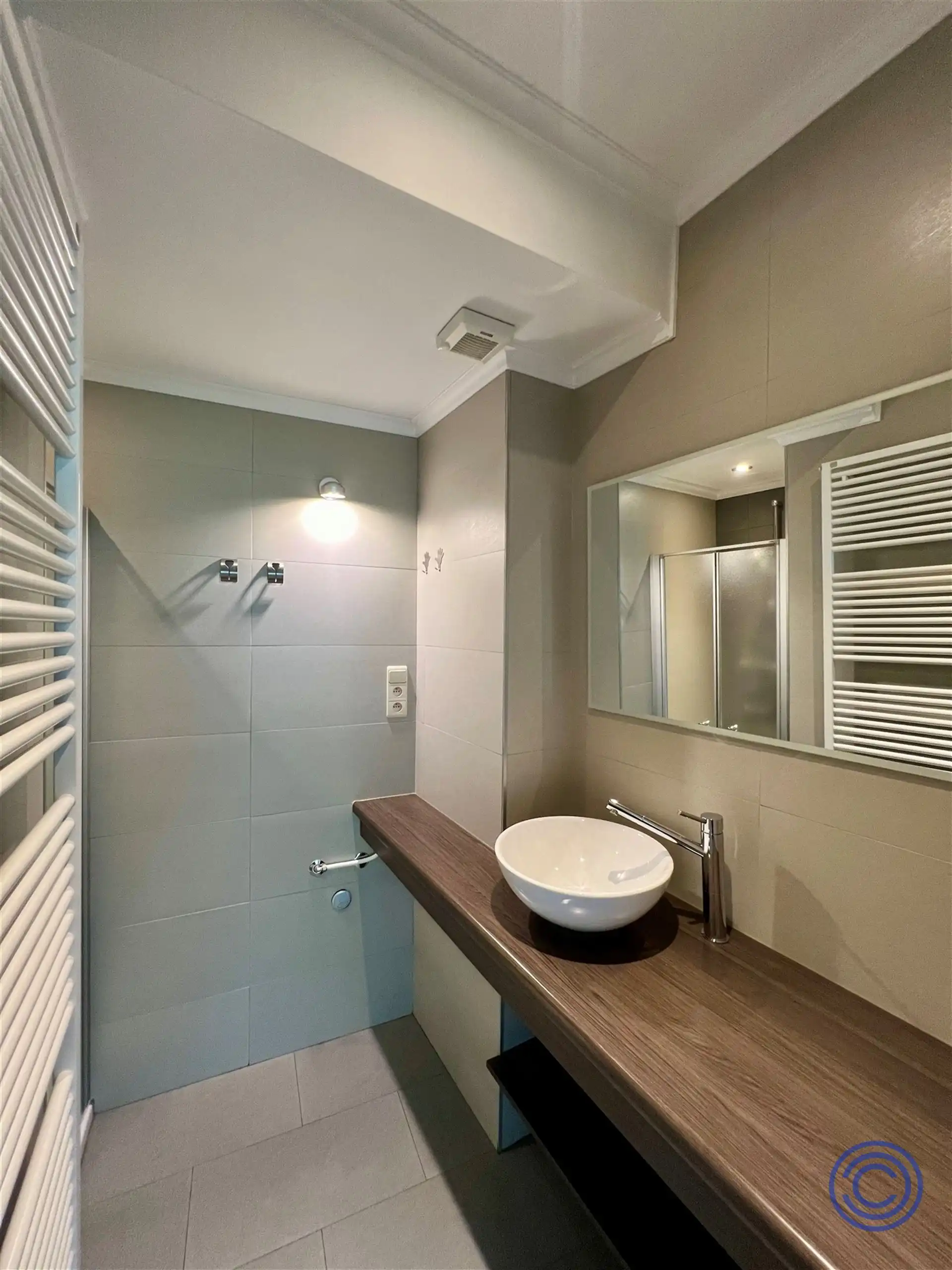 Ruim 2-slpk appartement op toplocatie + garage! foto 9