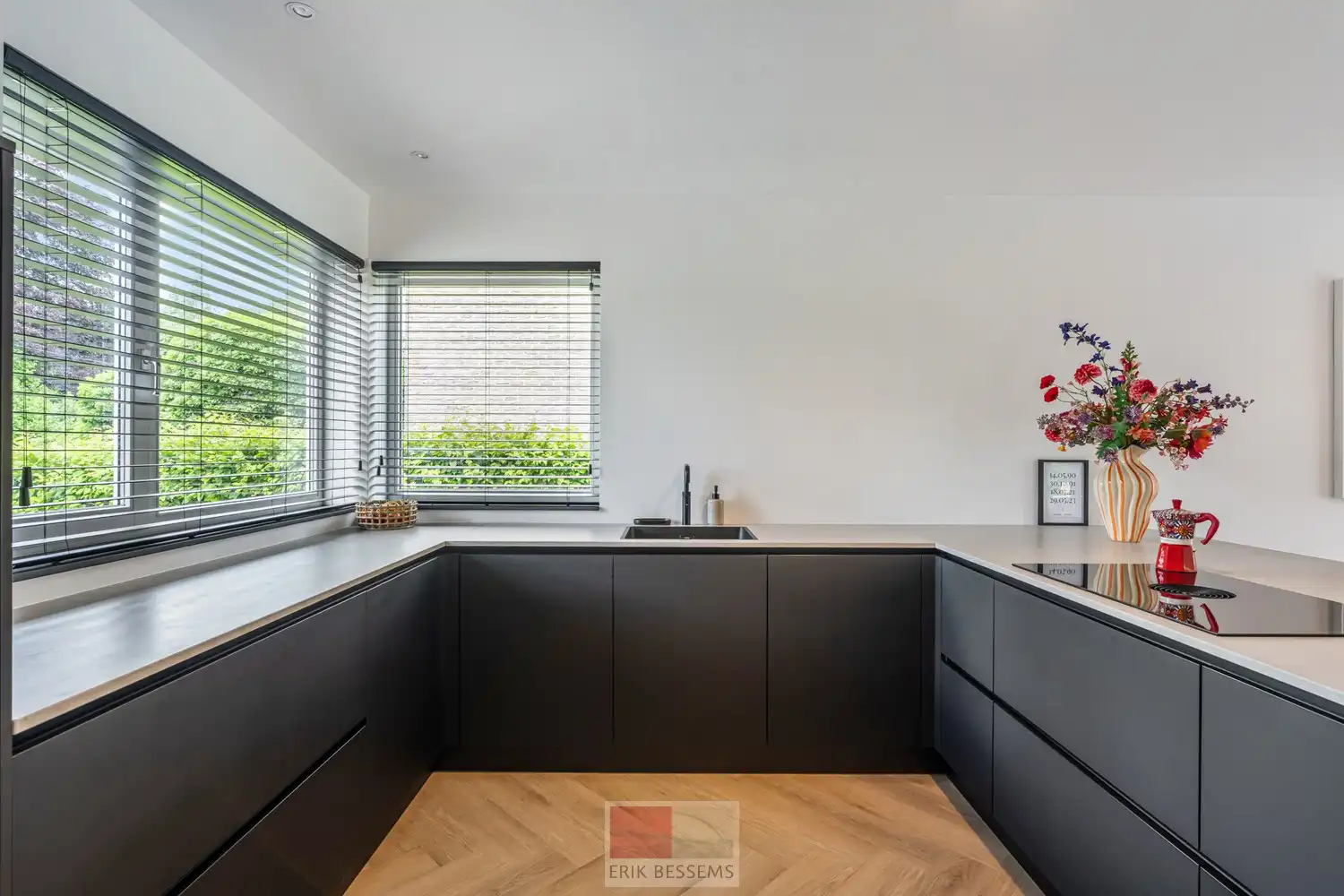 Instapklare gezellige vrijstaande woning met een woonopp. van circa 185 m2 op een perceel van 17a53ca foto 8