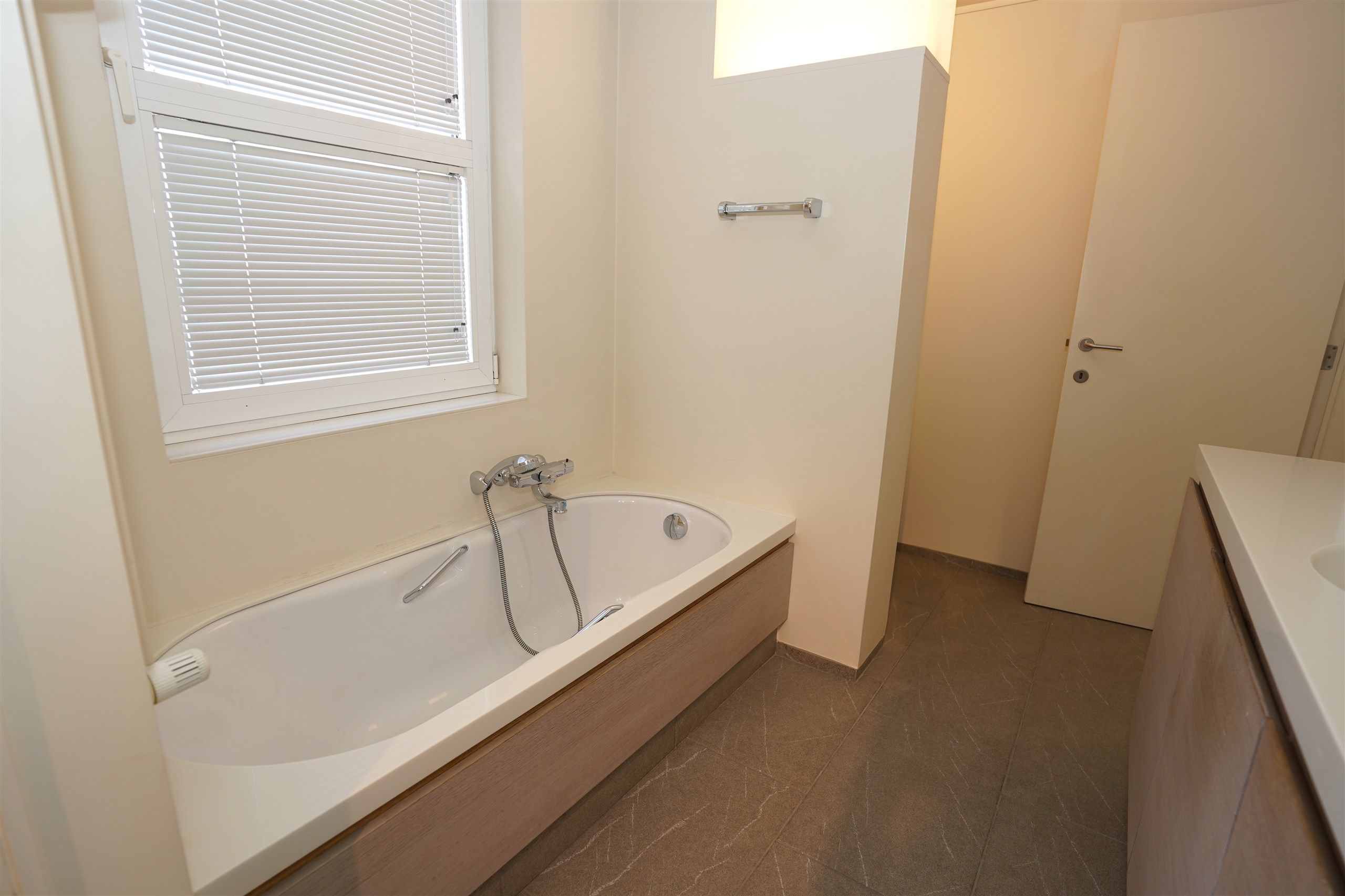 Luxeappartement met 2 slpks, 2 badk, dressing & staanplaats foto 14