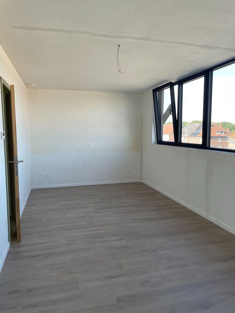 Modern appartement met 1 slaapkamer en een ruim terras foto 6