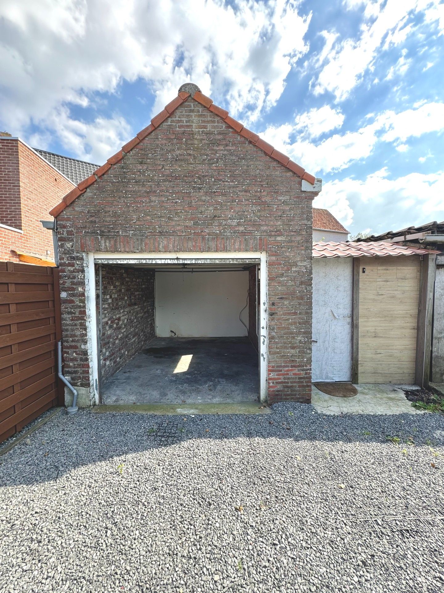 TE RENOVEREN WONING MET 2 SLPKS & GARAGE foto 4