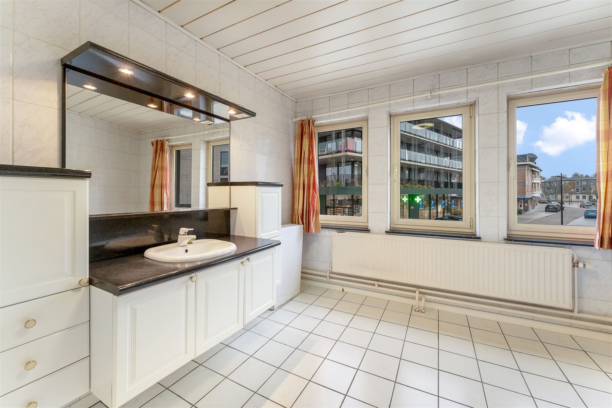 HORECA PAND MET GOEDE VISIBILITEIT EN RUIM APPARTEMENT GELEGEN P DE MARKT VAN BERINGEN foto 14