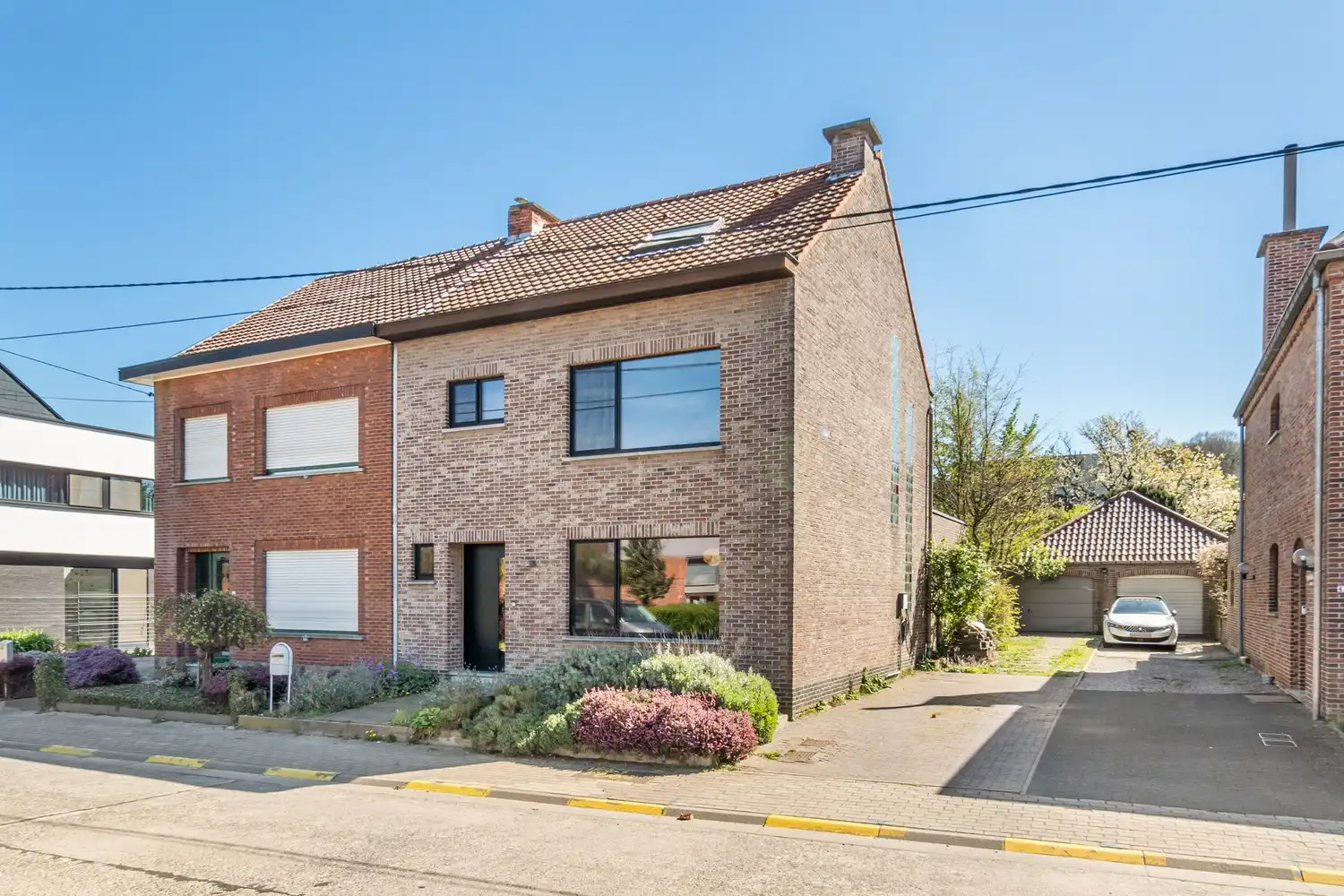 Goed gelegen en energiezuinige woning met 4 slaapkamers, een oprit met een garage en een tuin op de grens van Kessel-Lo en Holsbeek! foto {{pictureIndex}}