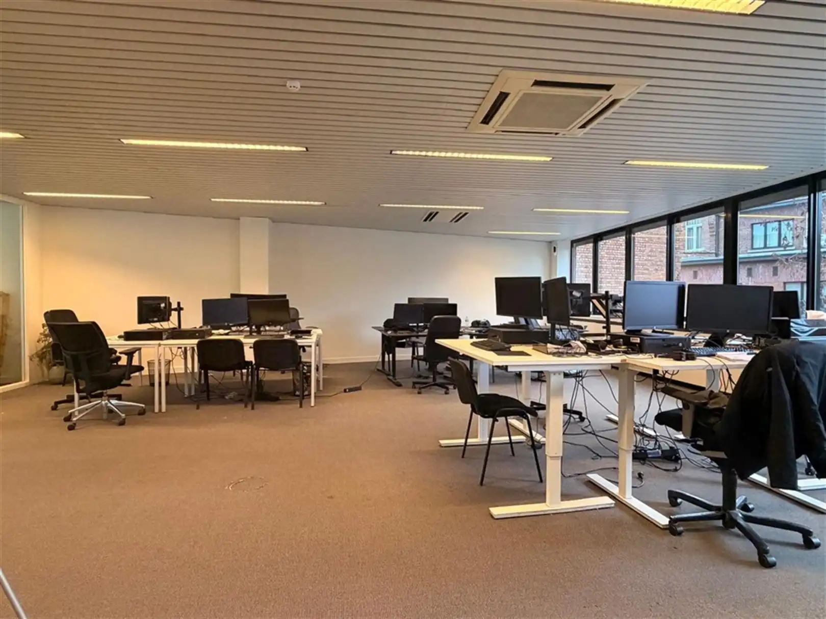 Instapklare kantoren (172m² en 312m²) te huur met uitstekende bereikbaarheid foto 3