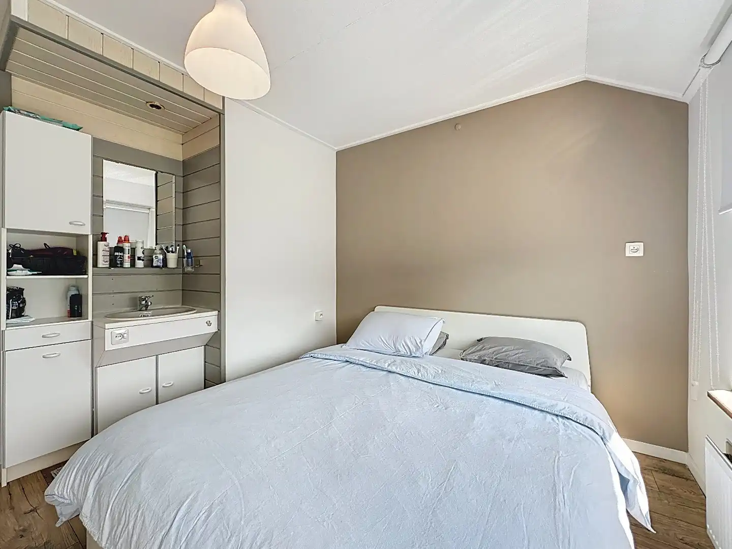 Ruime hoekwoning nabij centrum foto 17