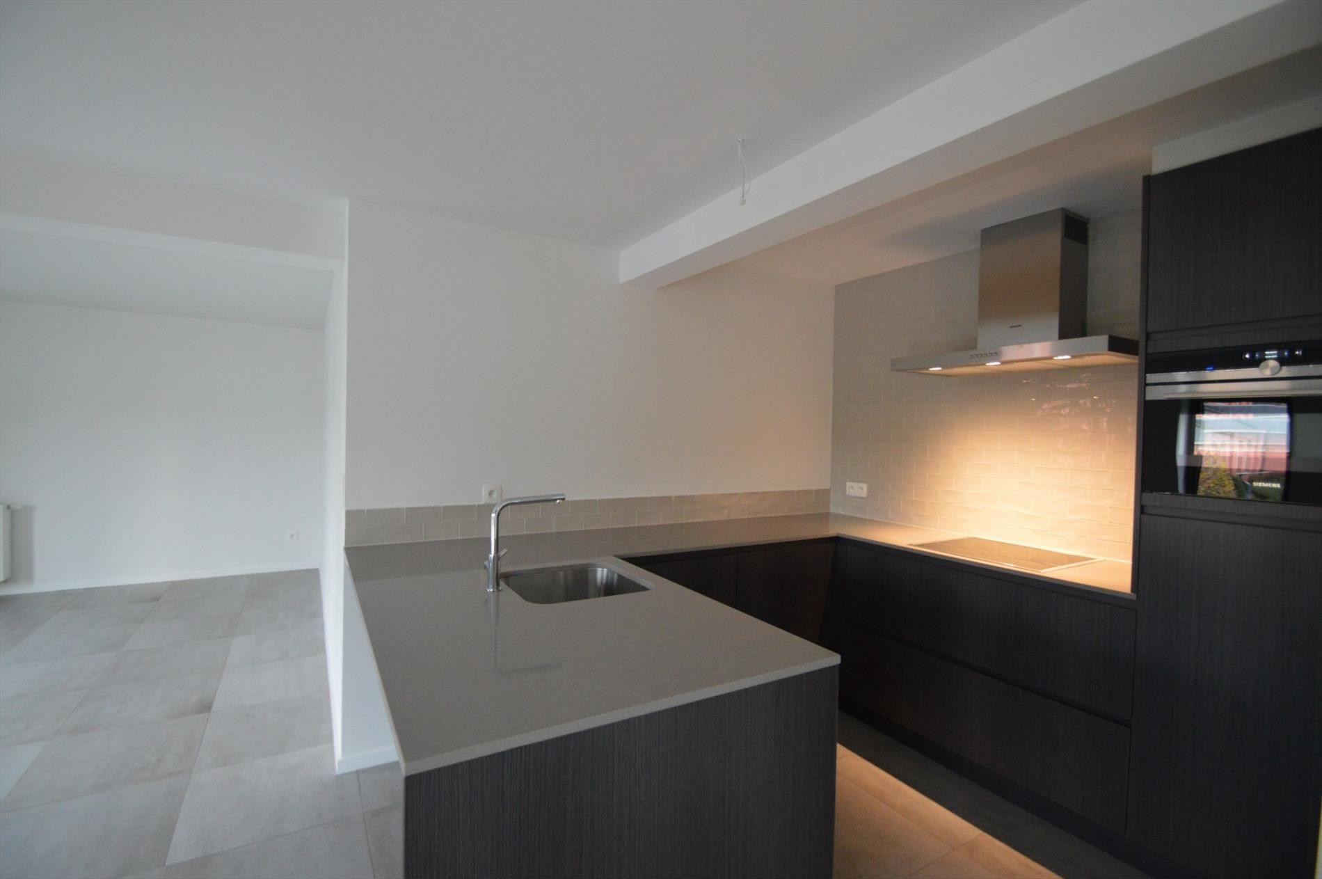  Stijlvol luxueus ingericht appartement met 2 slaapkamers en terras in hartje Hoeselt foto 8