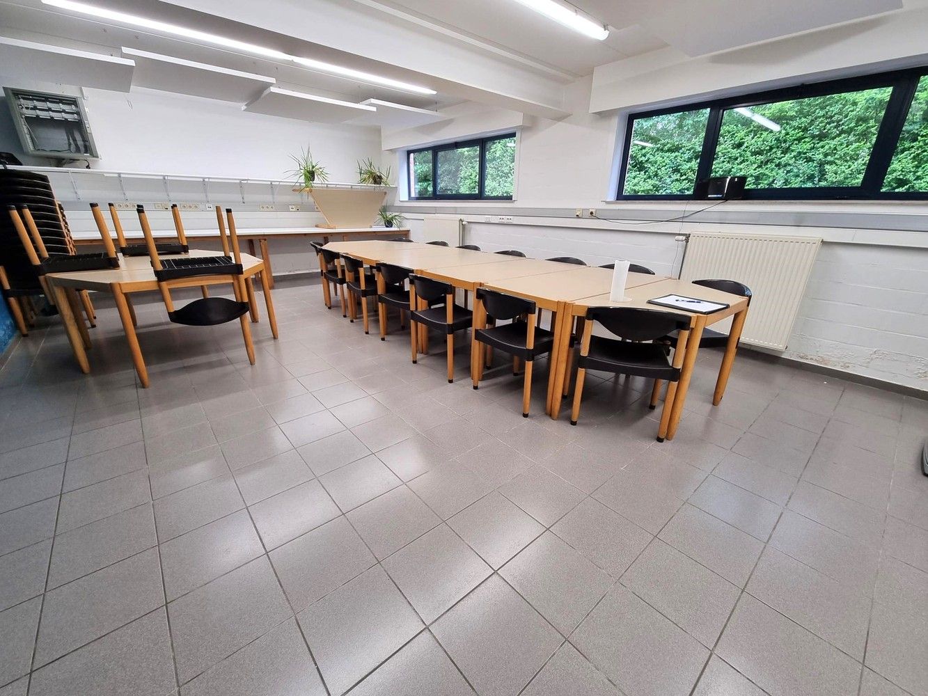 Kantoorgebouw met vergaderzalen en opleidingslokalen, bruto vloeropp 1146m² op een perceel van 44a48ca. foto 10